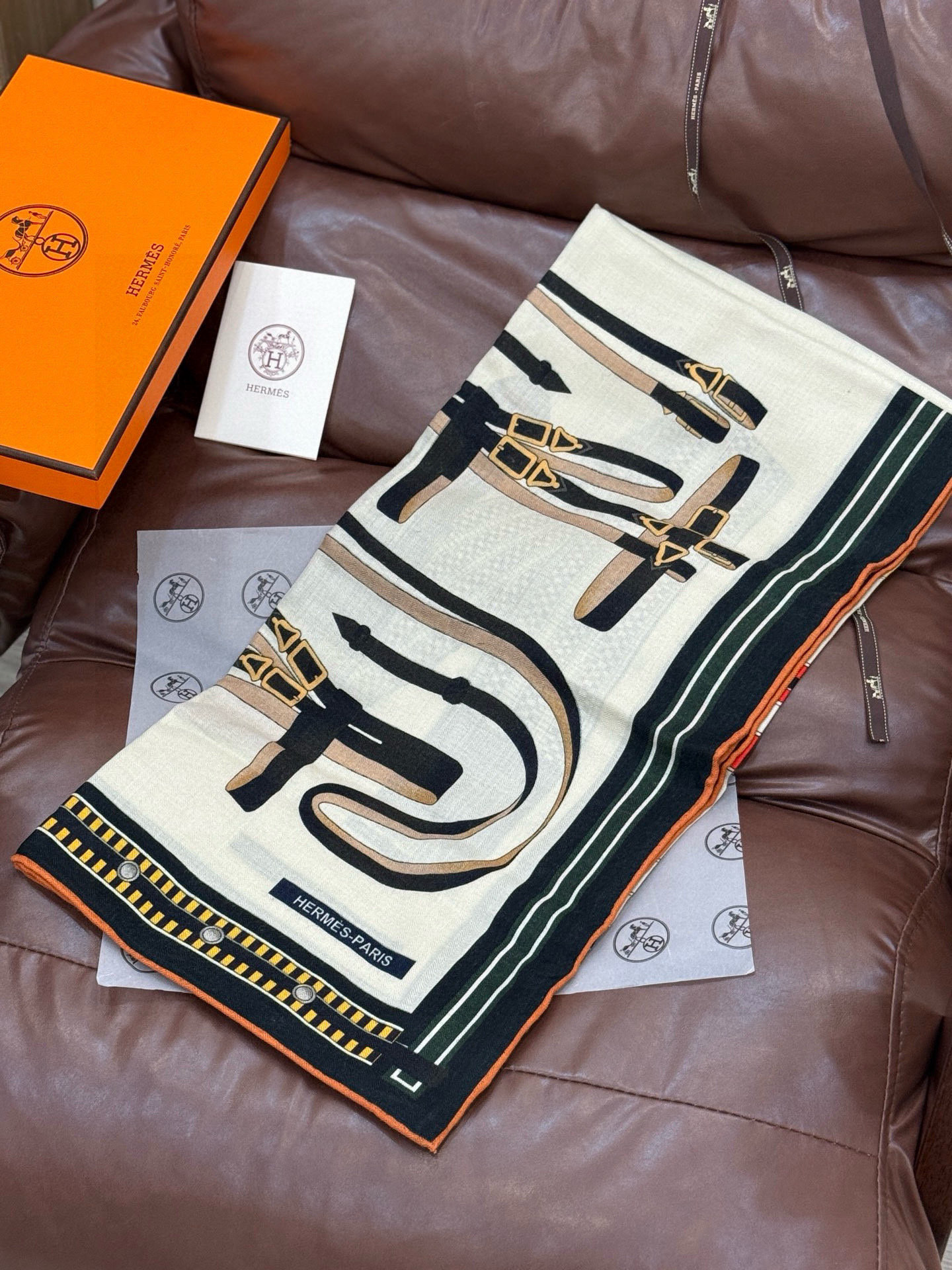 双面同色140cm丝绒方巾💕 《马术密匙》，十九世纪的商品图录汇集了手工匠们的系列产品，或许其中潜藏着某