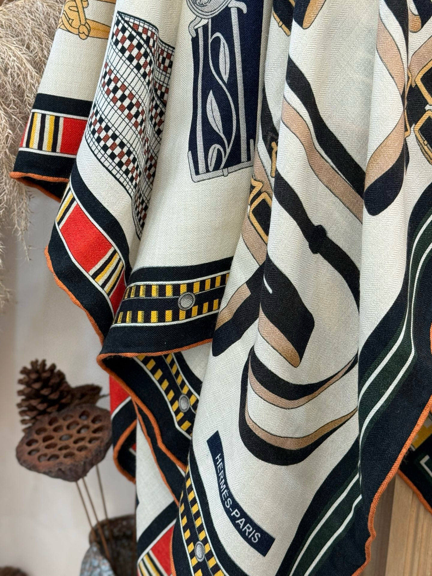 双面同色140cm丝绒方巾💕 《马术密匙》，十九世纪的商品图录汇集了手工匠们的系列产品，或许其中潜藏着某