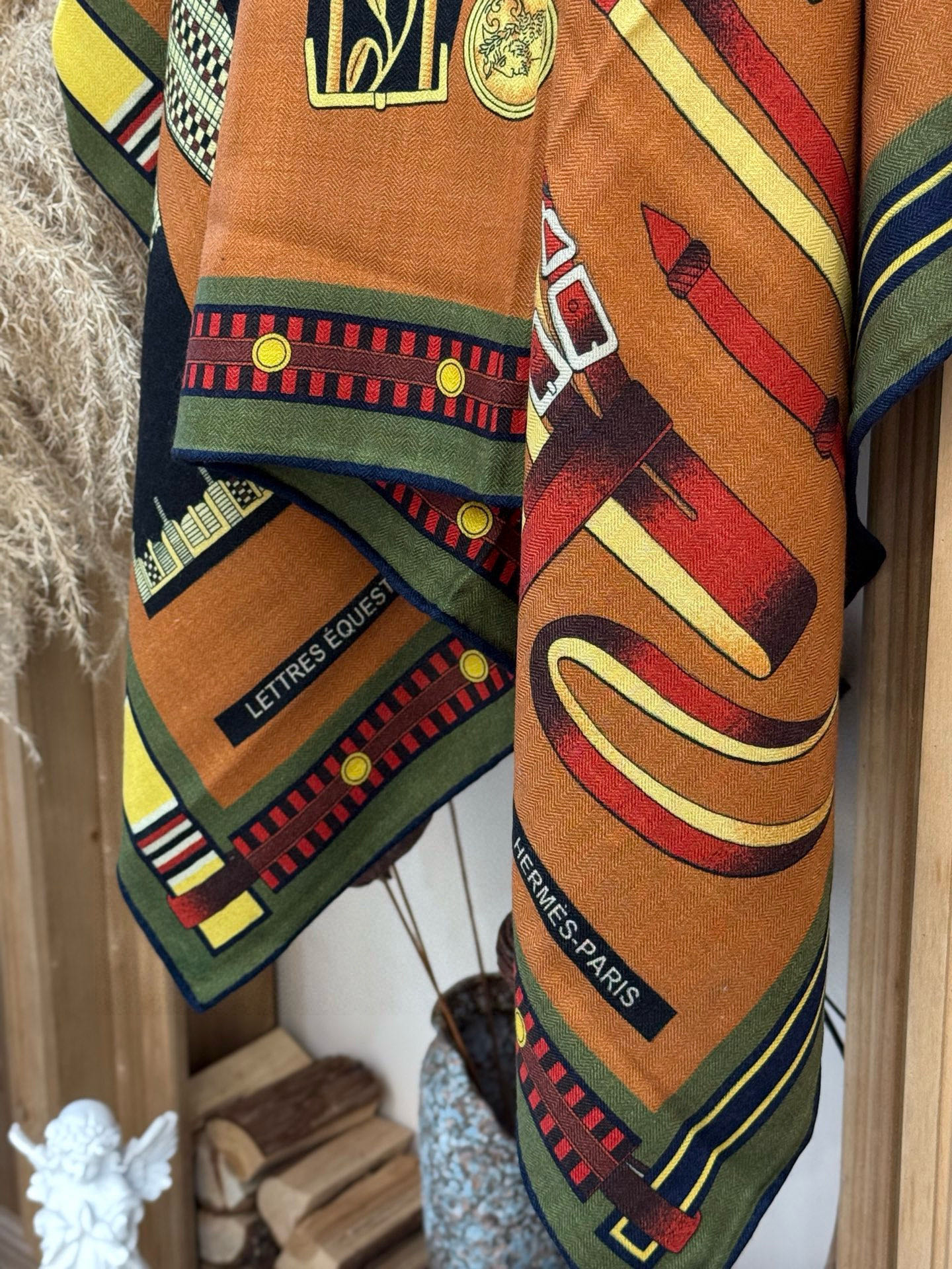 双面同色140cm丝绒方巾💕 《马术密匙》，十九世纪的商品图录汇集了手工匠们的系列产品，或许其中潜藏着某