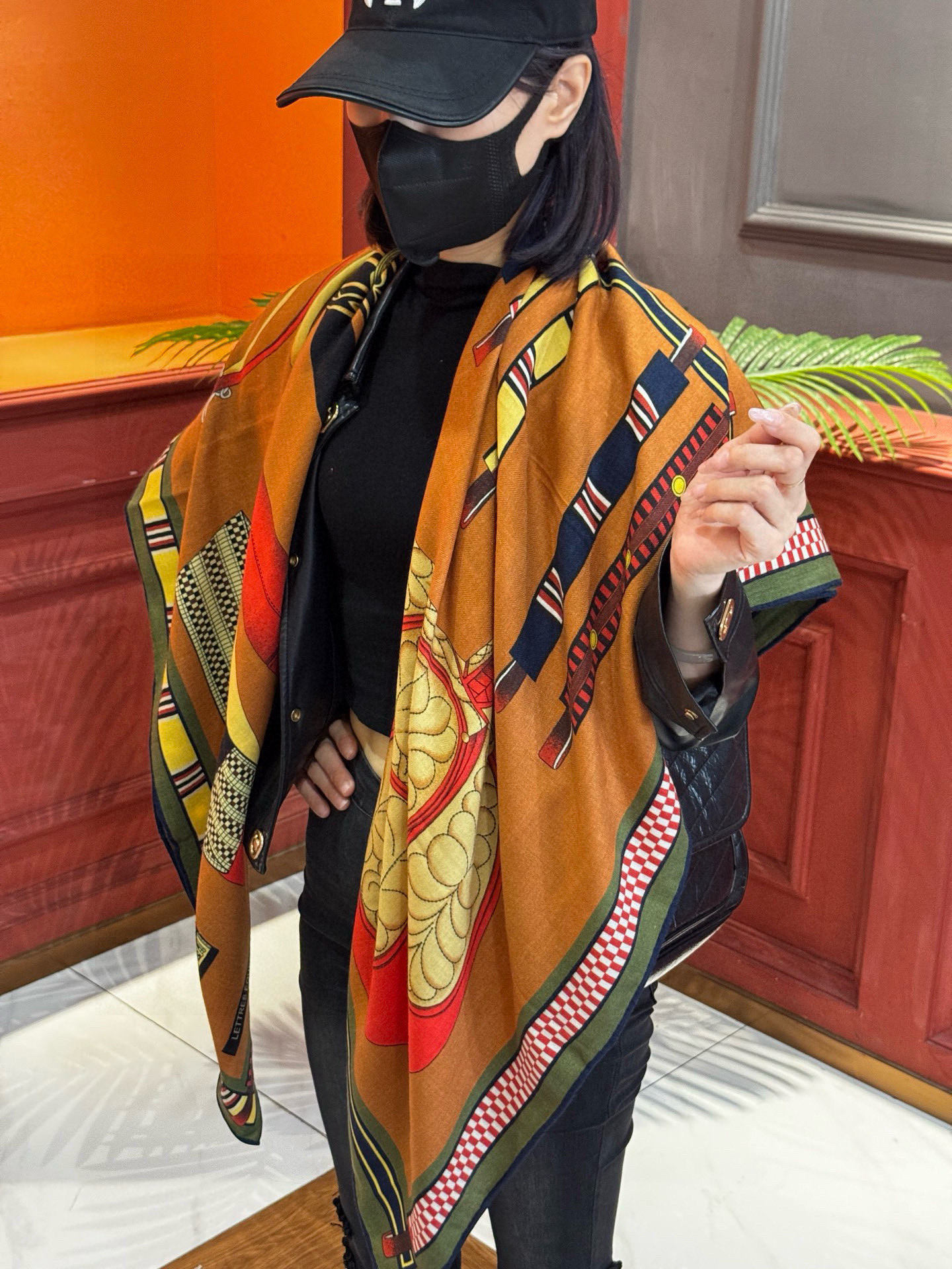 NO:532927,Double-sided, same color 140cm velvet scarf. 'Equestrian Key', the 19th-century product catalogue brings together a series of products from craftsmen. Perhaps there are some secret messages that cannot be told to others. Only peddlers and shops can interpret it?  Perhaps Mile Hermès once included this scarf in a private collection to leave us a valuable lucky decryption key?  If anyone can unlock this magic code, he can regain the glory of this saddle bridle, making his mount the happiest horse in the world. The counter quality is H's top visual feast. Top silk cashmere blended herringbone is as soft and silky as velvet, making it a unique and precious existence. The overseas counters are absolutely top-notch!  Special channel goods sold one less [Specification 140x140cm 70 cashmere 30 silk double-sided same color] High-version scarf, high-version scarf, hermes, hermes, real silk19860909双面同色140cm丝绒方巾 《马术密匙》,十九世纪的商品图录汇集了手工匠们的系列产品,或许其中潜藏着某些不能为外人道的秘密讯息,只有游贩和店家才能解读？ 或许埃米尔·爱马仕（mile Hermès）曾经把这款方巾纳入私人收藏系列,以便为我们留下宝贵的幸运解密钥匙？ 谁若能解开这道魔法密码,就可让这副鞍辔重现光辉,使他的坐骑成为世界上最幸福的马儿绝对会尖叫的专柜品质此款是H顶级视觉盛宴顶级真丝羊绒混纺人字纹如天鹅绒般柔软丝滑,使之成为独一无二的珍贵存在.海外专柜同步绝对的顶级好货！特殊渠道货卖一个少一个【规格140x140cm 70羊绒30真丝 双面同色】高版本围巾,高版本围巾,hermes,hermes,real silk,scarf