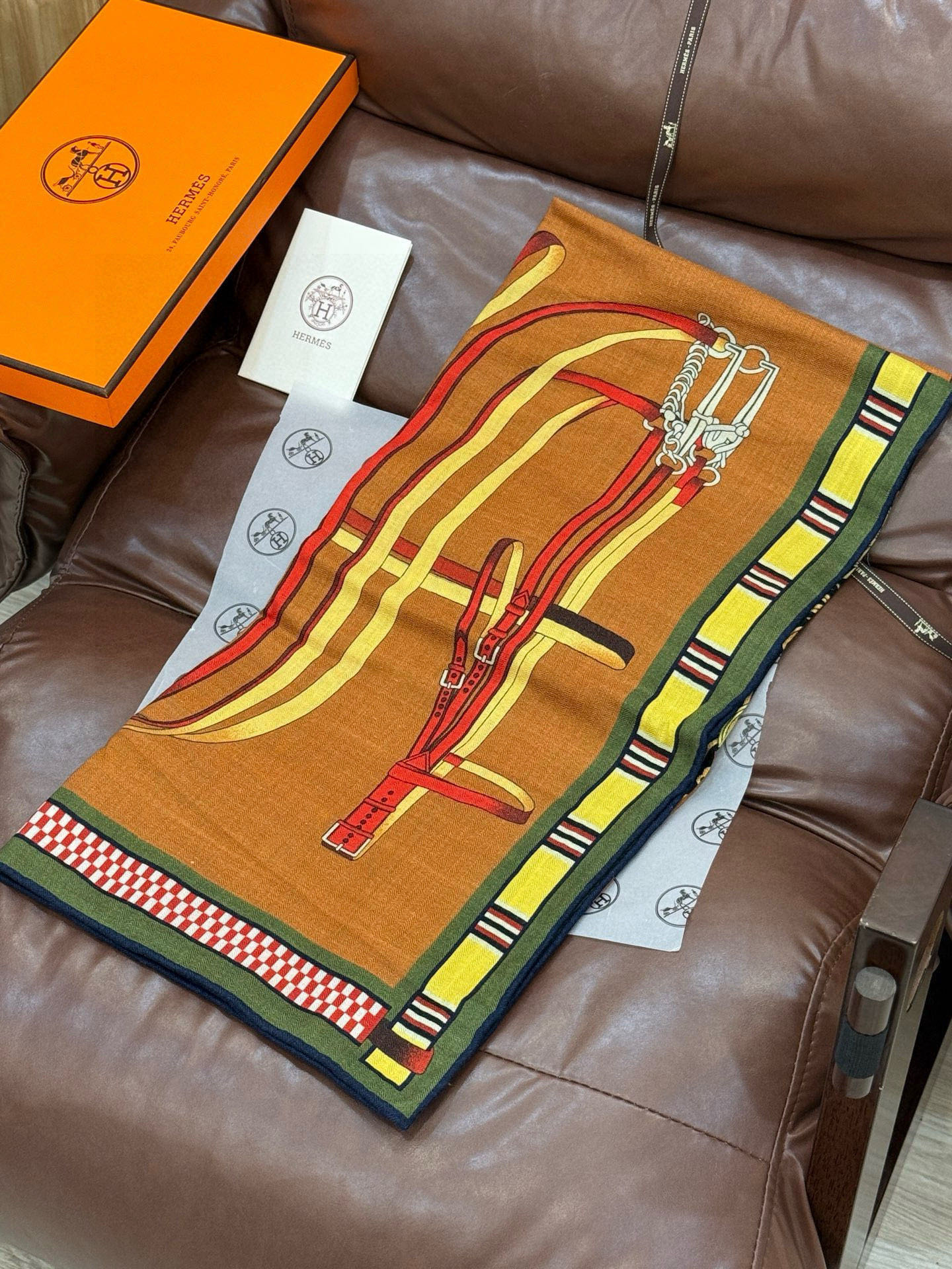 双面同色140cm丝绒方巾💕 《马术密匙》，十九世纪的商品图录汇集了手工匠们的系列产品，或许其中潜藏着某