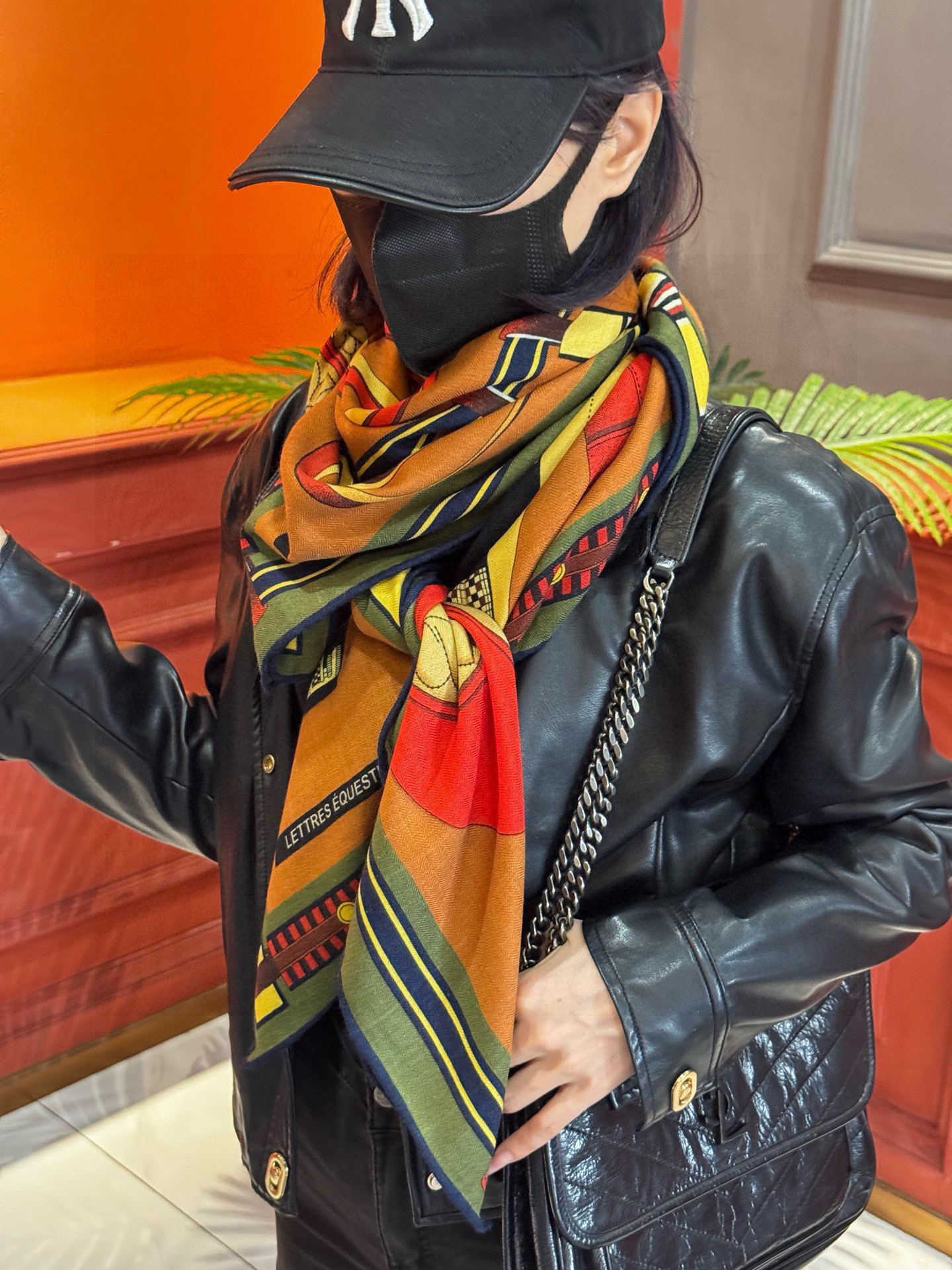 双面同色140cm丝绒方巾💕 《马术密匙》，十九世纪的商品图录汇集了手工匠们的系列产品，或许其中潜藏着某