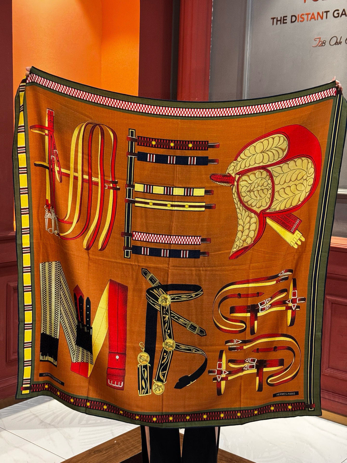 双面同色140cm丝绒方巾💕 《马术密匙》，十九世纪的商品图录汇集了手工匠们的系列产品，或许其中潜藏着某