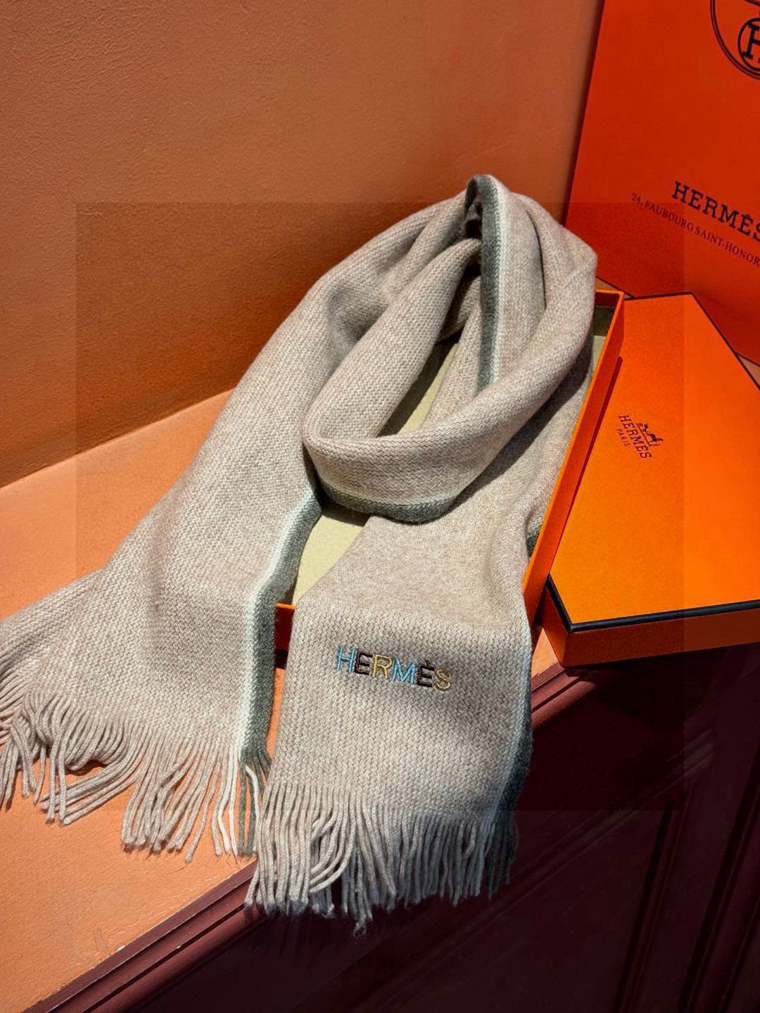 Hermes（爱马仕）同步专柜，高端羊绒针织围巾！】可正式，可随意，非常Classical的男款设计。这