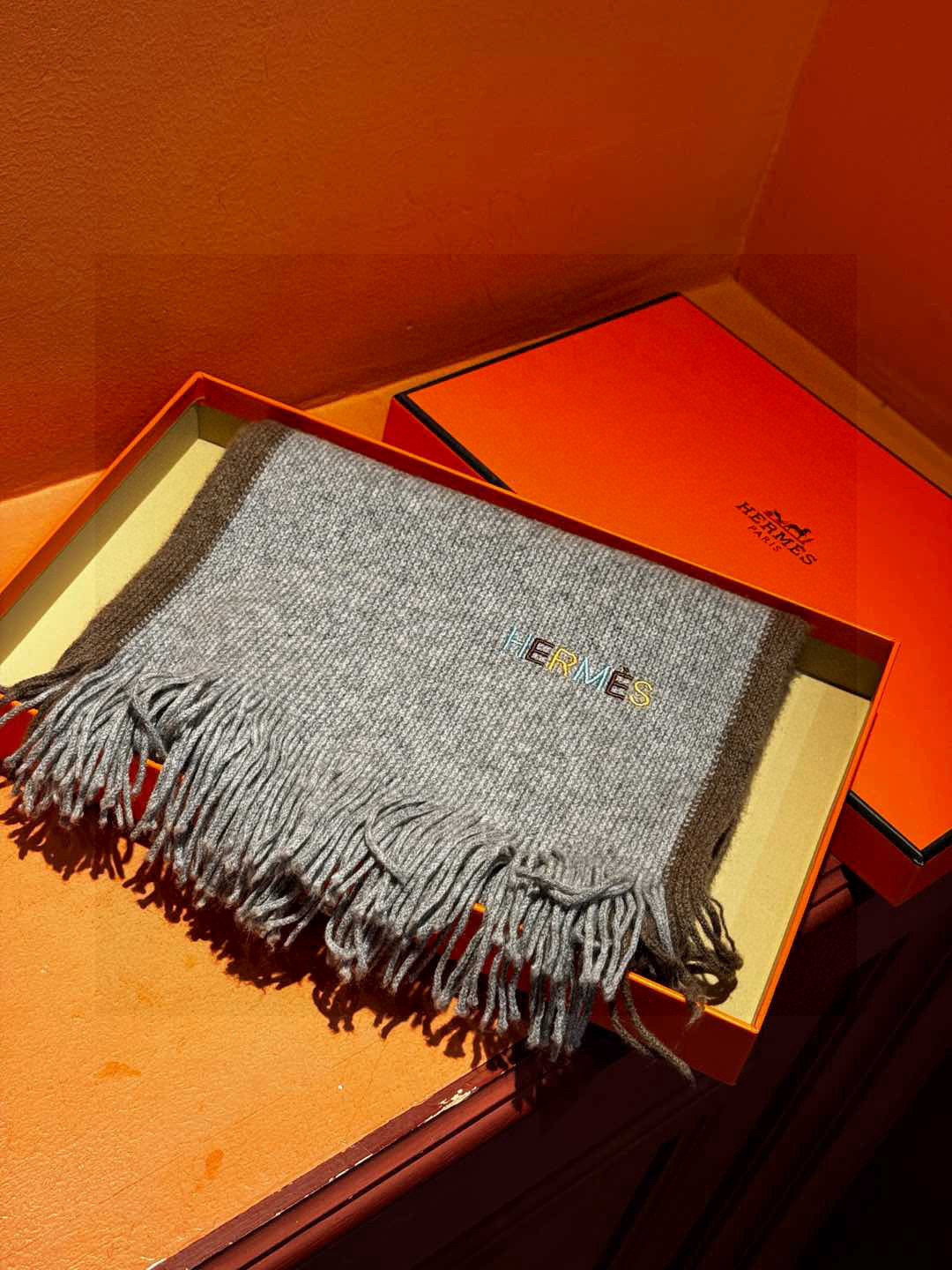 Hermes（爱马仕）同步专柜，高端羊绒针织围巾！】可正式，可随意，非常Classical的男款设计。这