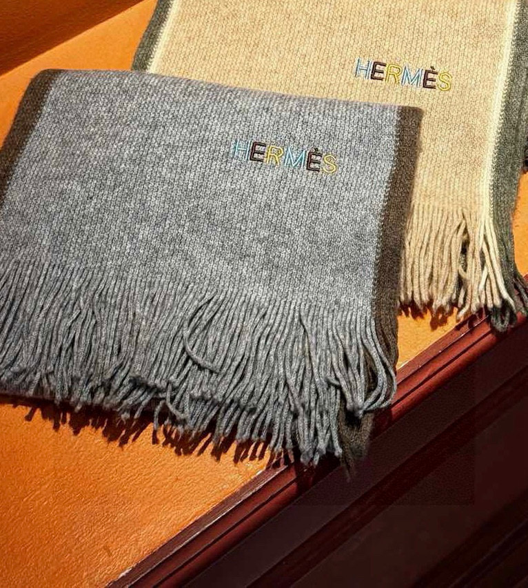 Hermes（爱马仕）同步专柜，高端羊绒针织围巾！】可正式，可随意，非常Classical的男款设计。这