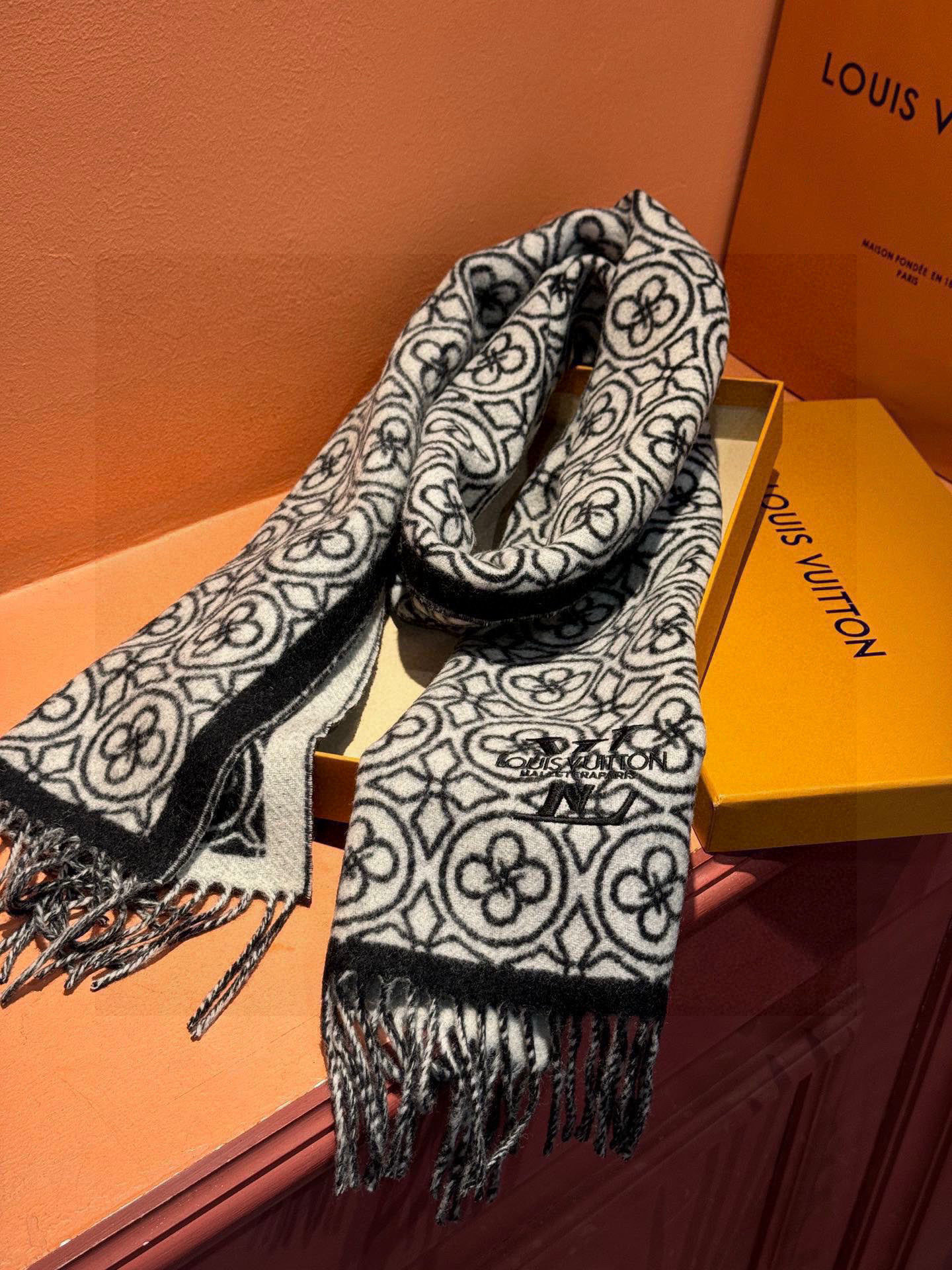 Lv爆款经典四叶草🍀双面提花爆款围巾🧣！！！非常百搭的一款，搭配大衣，毛衣都非常高级，尺寸刚刚好，及保暖
