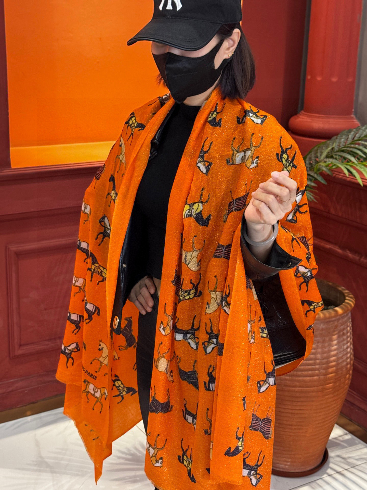 上新🌟 会发光发亮的围巾 💄💋新款客银丝+💖羊绒面料长巾 😘美翻了[流泪]H家【骏马披挂长巾】御用殿堂级