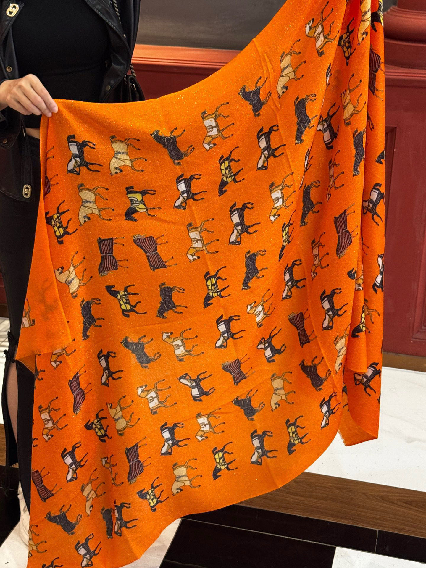 上新🌟 会发光发亮的围巾 💄💋新款客银丝+💖羊绒面料长巾 😘美翻了[流泪]H家【骏马披挂长巾】御用殿堂级