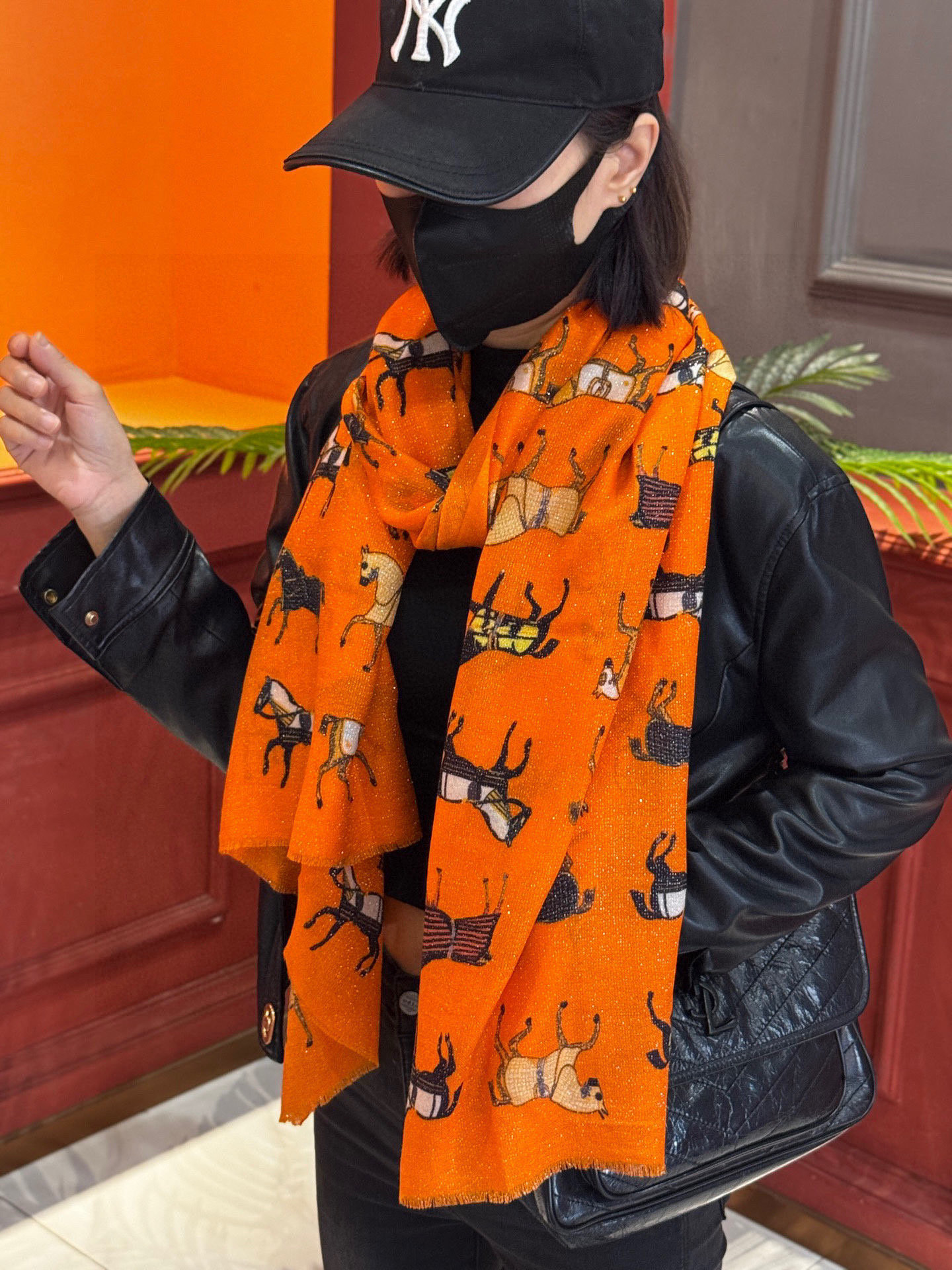 上新🌟 会发光发亮的围巾 💄💋新款客银丝+💖羊绒面料长巾 😘美翻了[流泪]H家【骏马披挂长巾】御用殿堂级