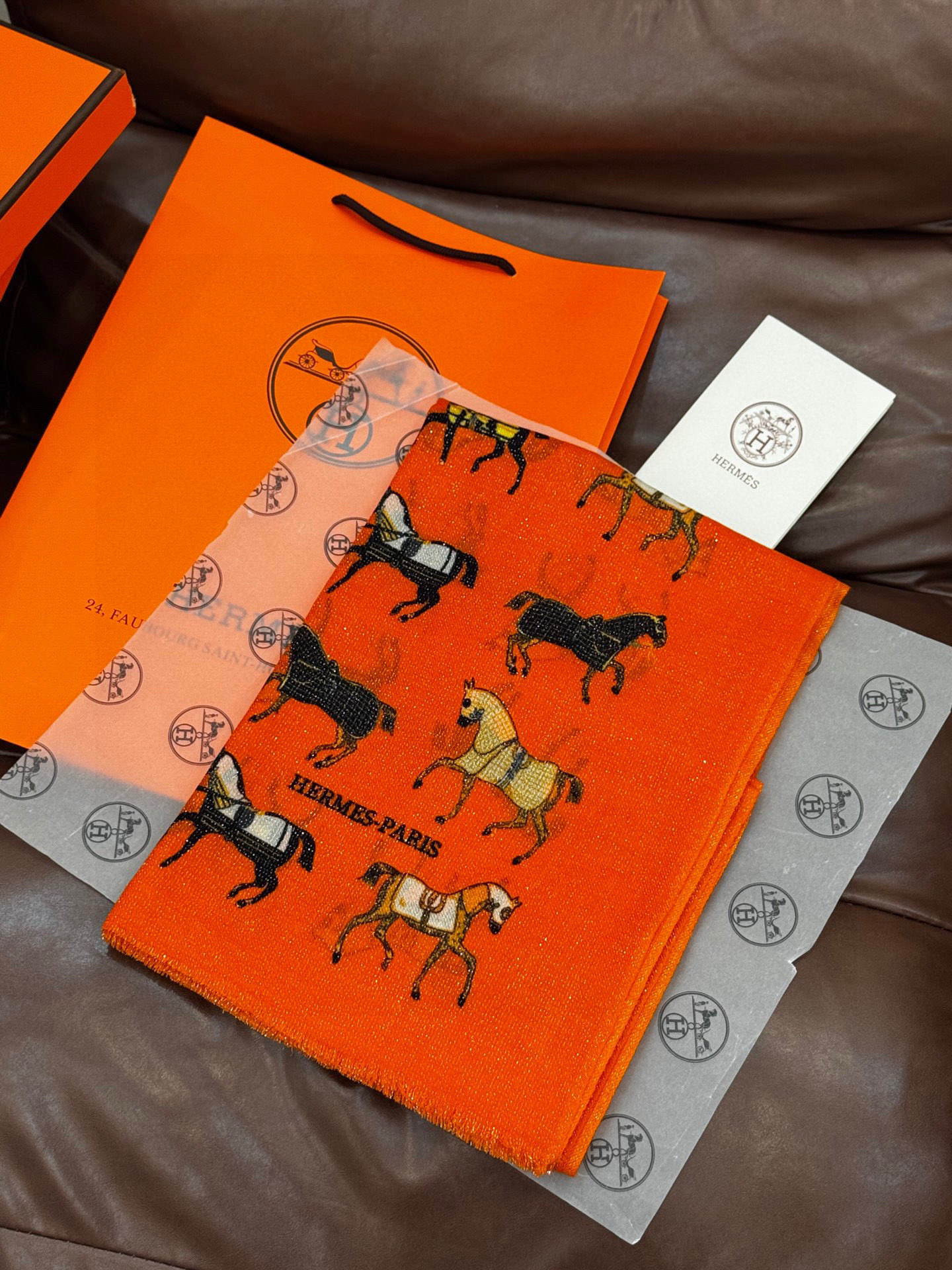 上新🌟 会发光发亮的围巾 💄💋新款客银丝+💖羊绒面料长巾 😘美翻了[流泪]H家【骏马披挂长巾】御用殿堂级