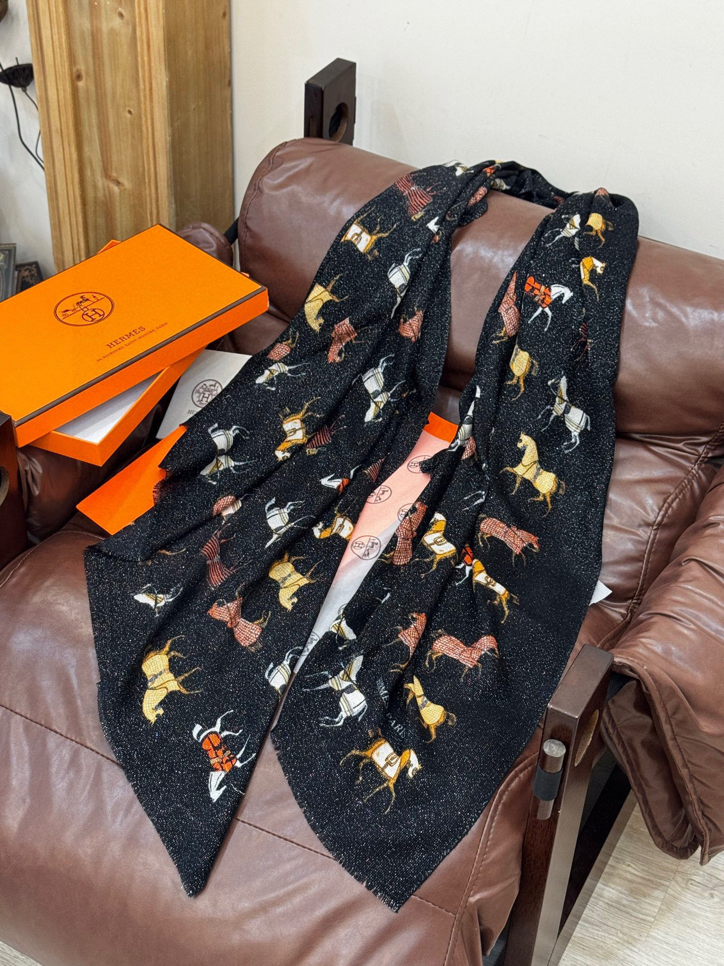 上新🌟 会发光发亮的围巾 💄💋新款客银丝+💖羊绒面料长巾 😘美翻了[流泪]H家【骏马披挂长巾】御用殿堂级