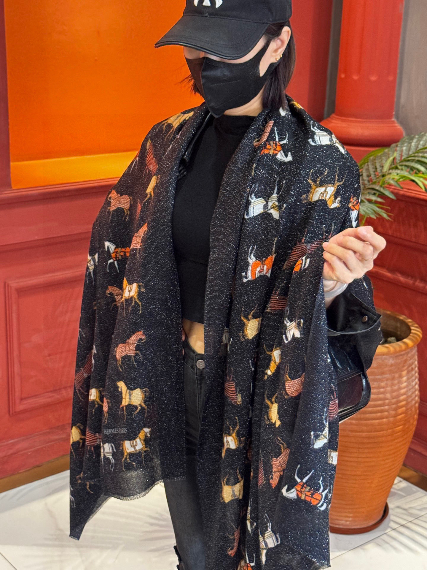 上新🌟 会发光发亮的围巾 💄💋新款客银丝+💖羊绒面料长巾 😘美翻了[流泪]H家【骏马披挂长巾】御用殿堂级