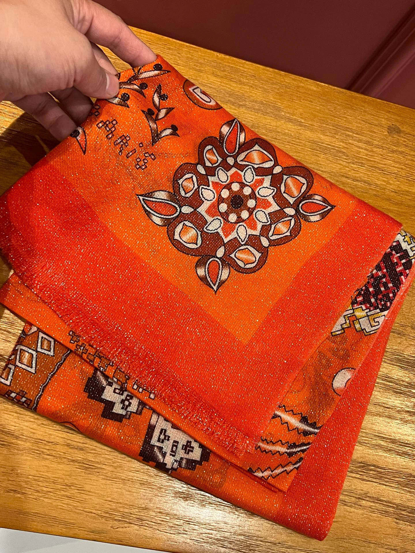 会发光发亮的围巾 爱马仕 专柜同步 买了都说好看羊绒印花‼️推荐💕顶级工艺超值‼️爱马仕专柜爆款🎁🎁羊绒