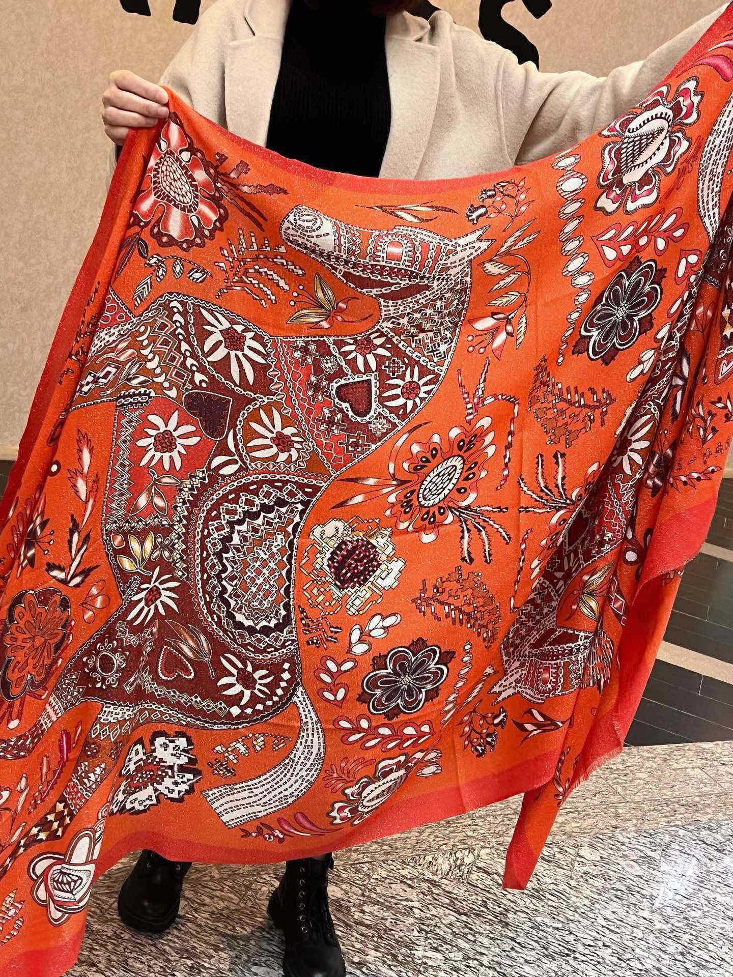 会发光发亮的围巾 爱马仕 专柜同步 买了都说好看羊绒印花‼️推荐💕顶级工艺超值‼️爱马仕专柜爆款🎁🎁羊绒