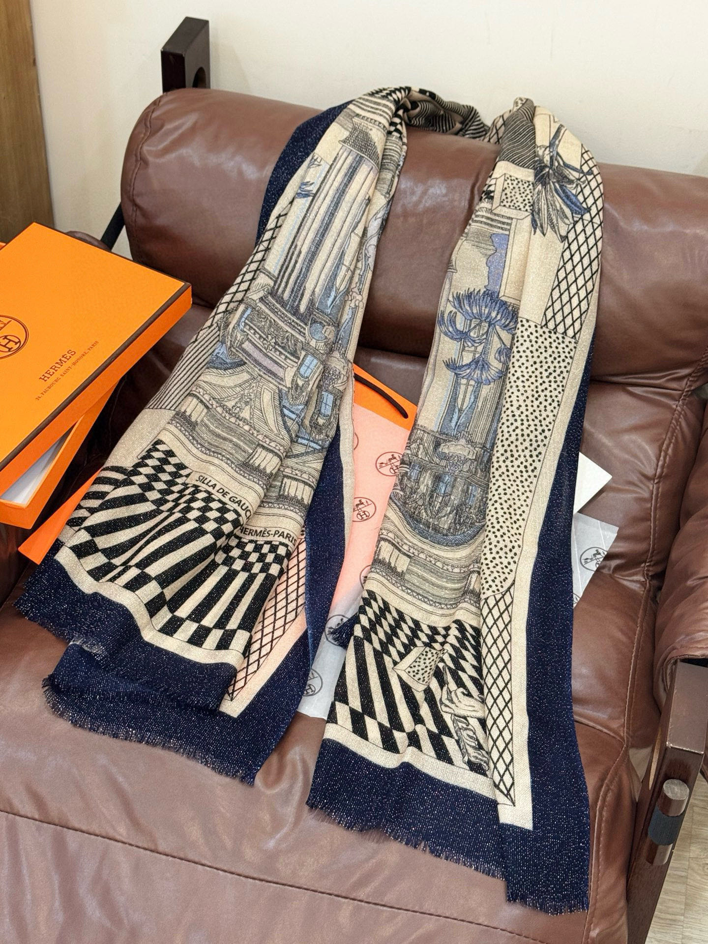 会发光发亮的围巾 爱马仕 专柜同步 买了都说好看羊绒印花‼️推荐💕顶级工艺超值‼️爱马仕专柜爆款🎁🎁羊绒