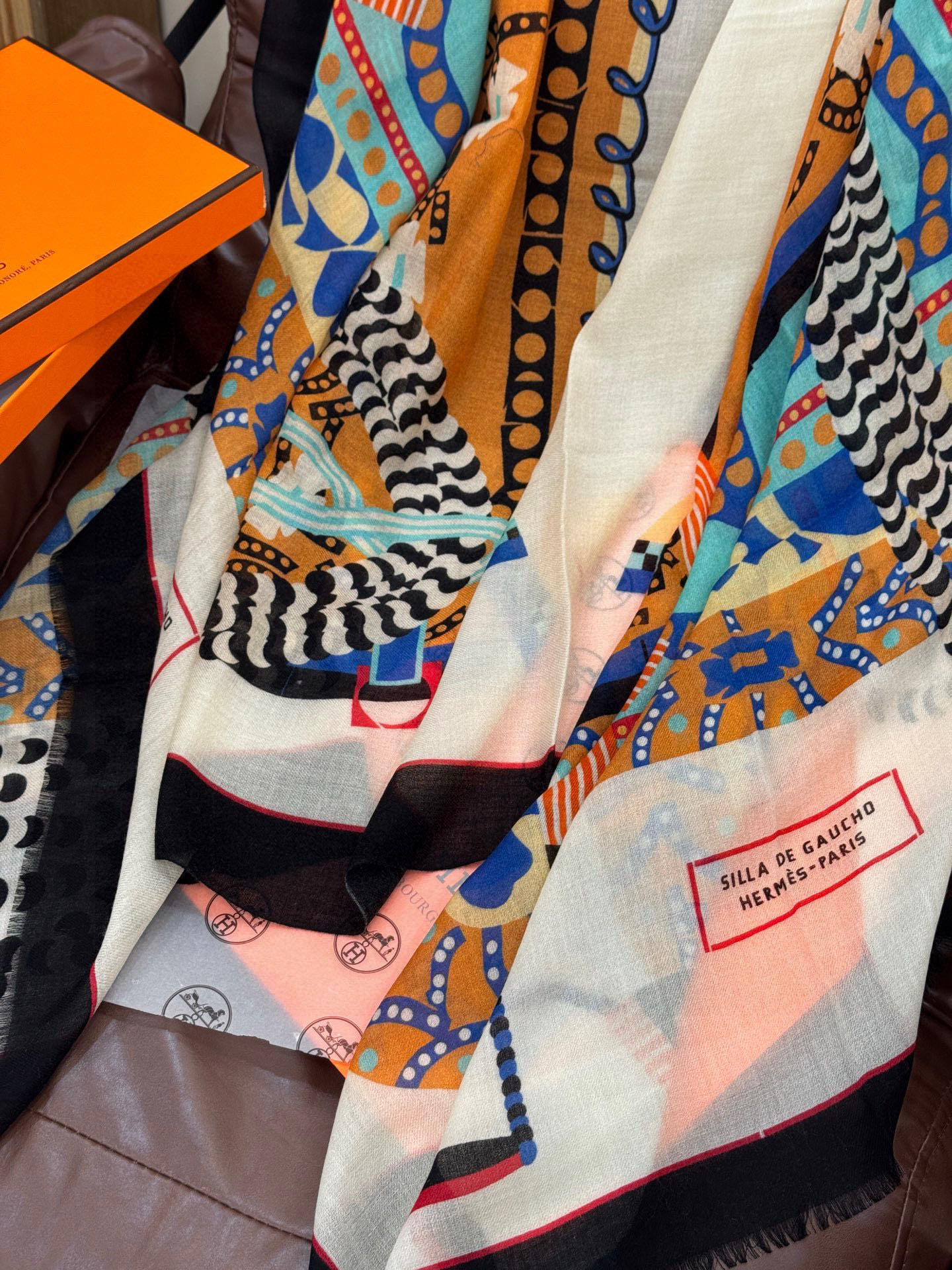 专柜同步 Hermes家买了都说好看【马鞍羊绒长巾】‼️推荐💕顶级工艺超值‼️爱马仕专柜爆款🎁🎁羊绒长巾