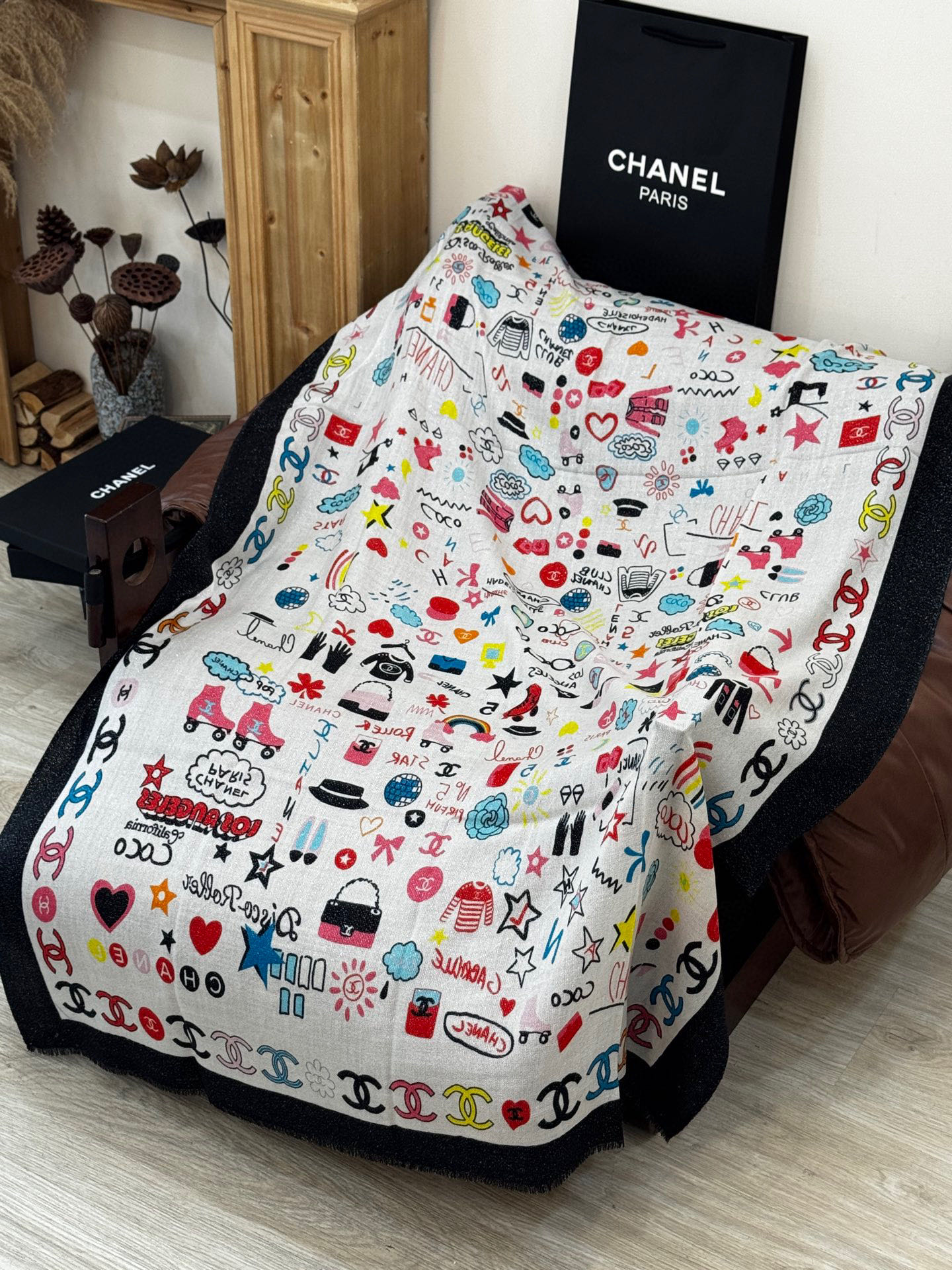 会发光发亮的围巾 2025秋冬高级成衣系列～Chanel 此系列谱写一曲自由轻灵的赞歌本系列作品创新演绎