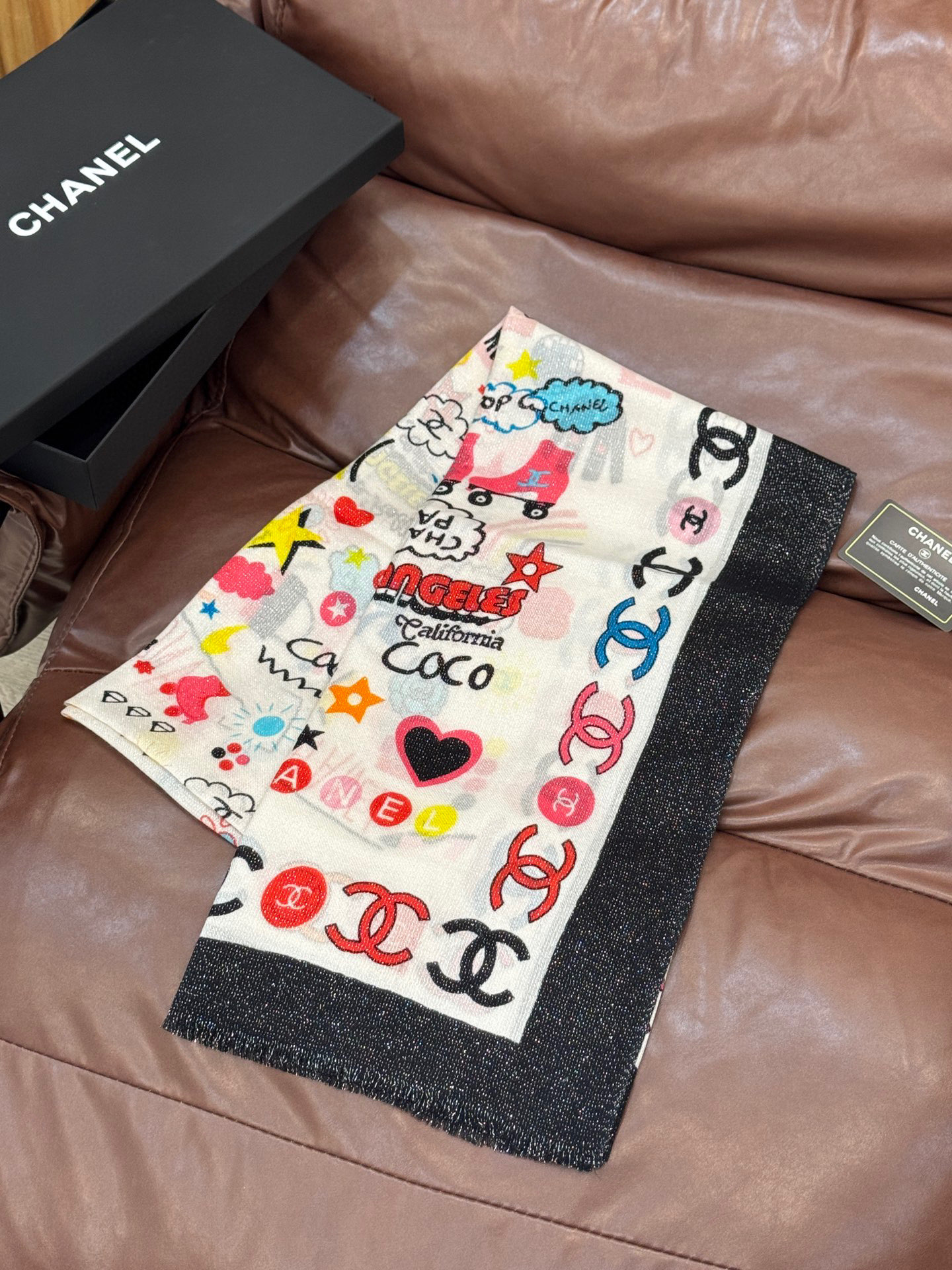 会发光发亮的围巾 2025秋冬高级成衣系列～Chanel 此系列谱写一曲自由轻灵的赞歌本系列作品创新演绎