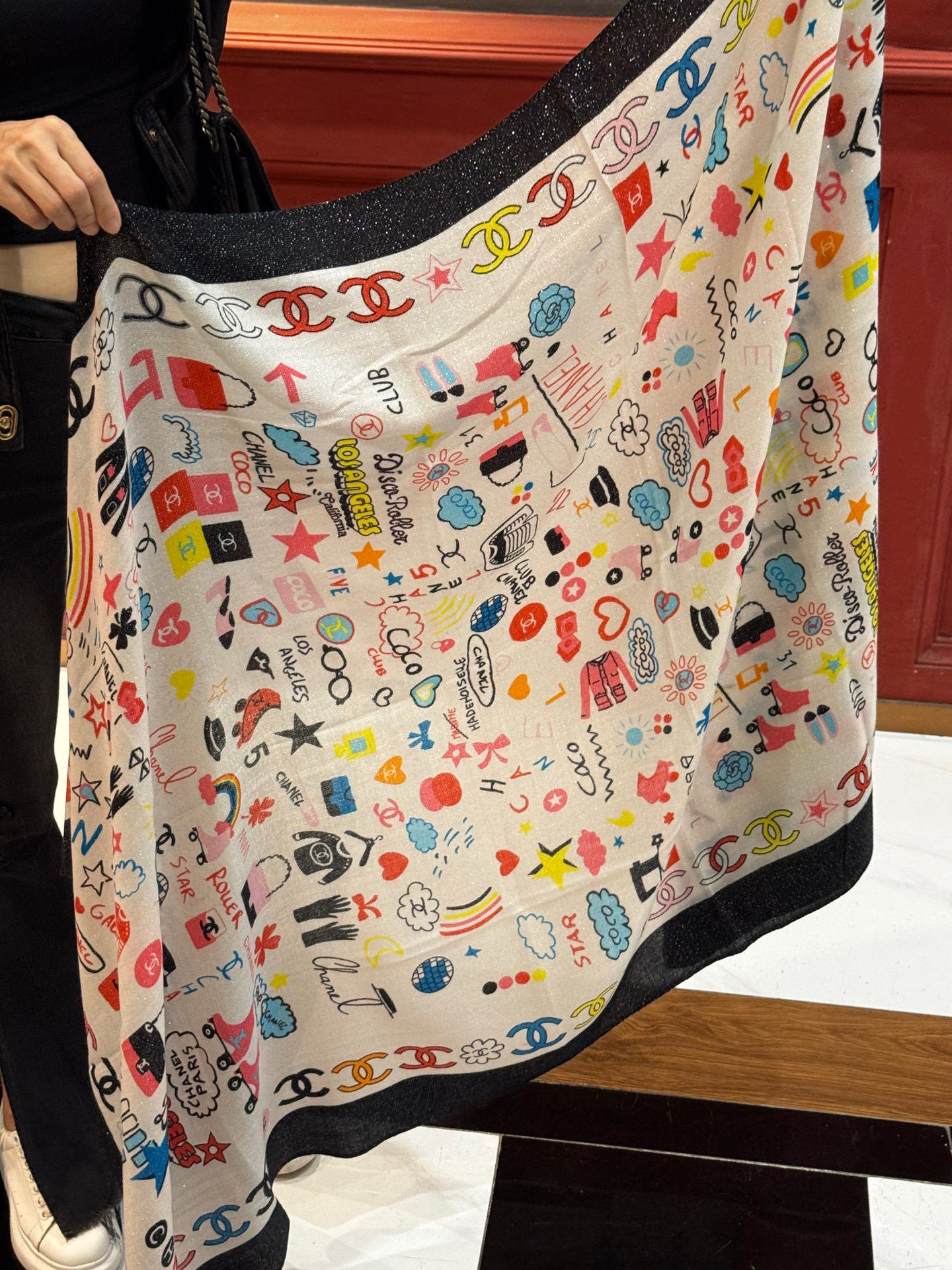 会发光发亮的围巾 2025秋冬高级成衣系列～Chanel 此系列谱写一曲自由轻灵的赞歌本系列作品创新演绎