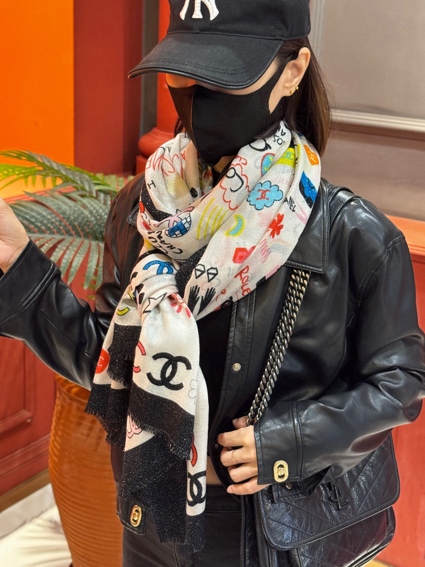 会发光发亮的围巾 2025秋冬高级成衣系列～Chanel 此系列谱写一曲自由轻灵的赞歌本系列作品创新演绎