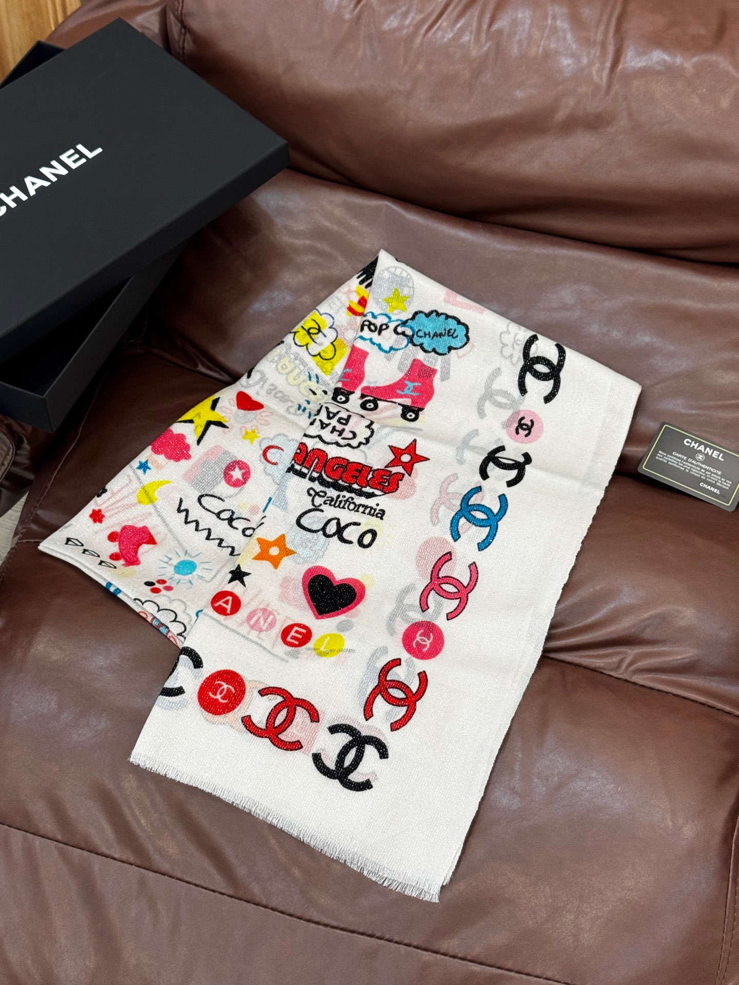 会发光发亮的围巾 2025秋冬高级成衣系列～Chanel 此系列谱写一曲自由轻灵的赞歌本系列作品创新演绎