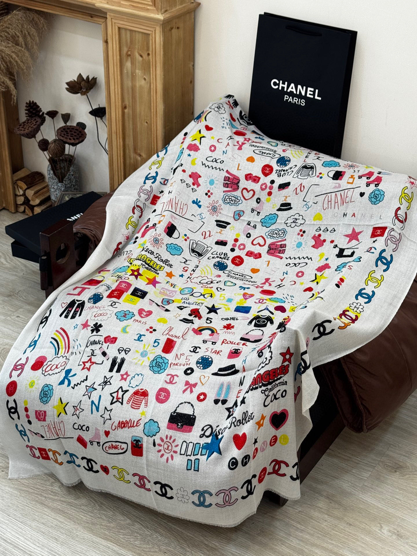 会发光发亮的围巾 2025秋冬高级成衣系列～Chanel 此系列谱写一曲自由轻灵的赞歌本系列作品创新演绎