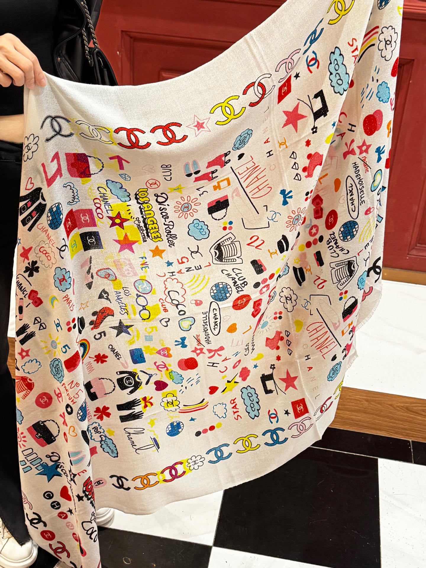 会发光发亮的围巾 2025秋冬高级成衣系列～Chanel 此系列谱写一曲自由轻灵的赞歌本系列作品创新演绎