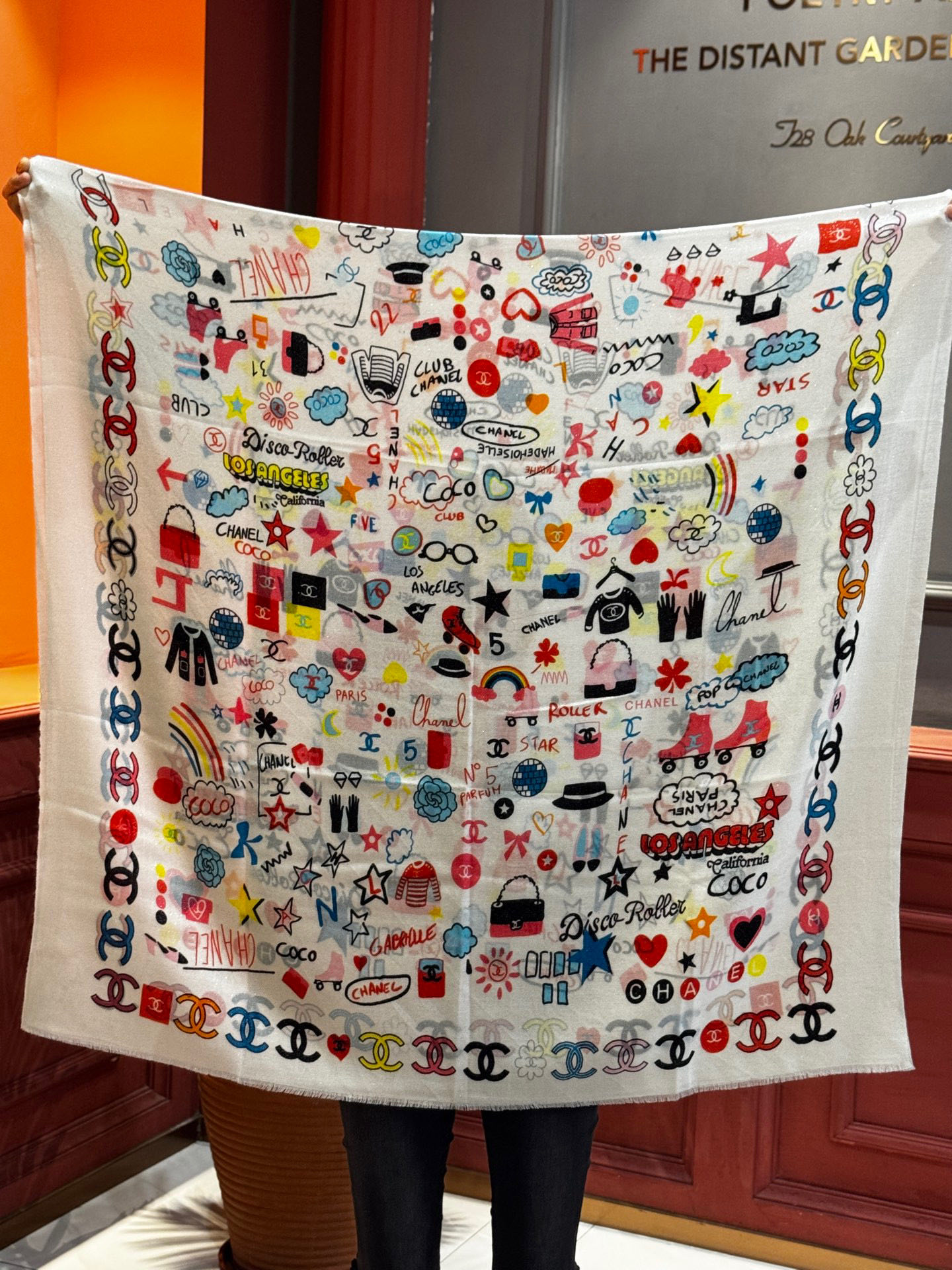 会发光发亮的围巾 2025秋冬高级成衣系列～Chanel 此系列谱写一曲自由轻灵的赞歌本系列作品创新演绎