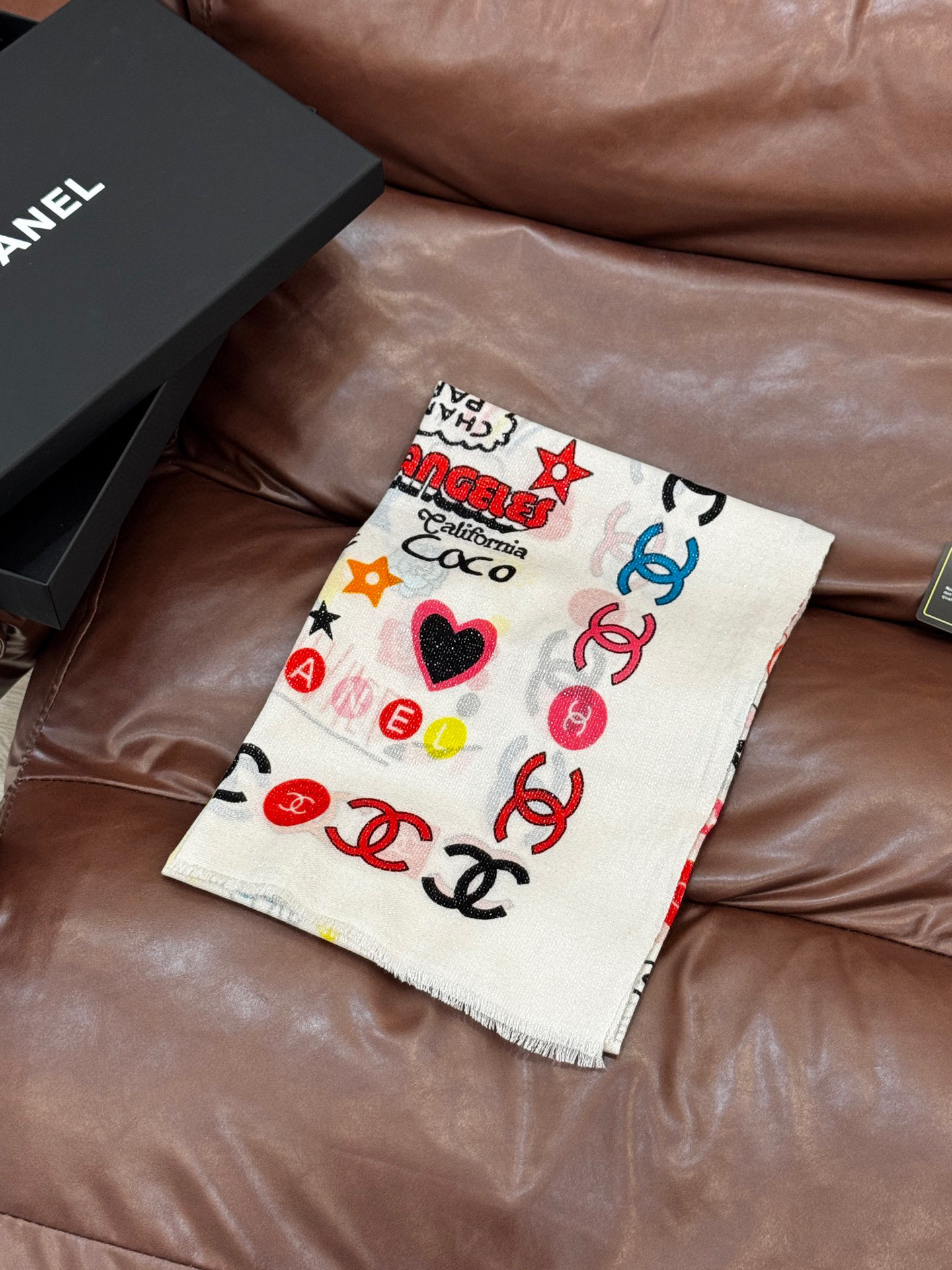 会发光发亮的围巾 2025秋冬高级成衣系列～Chanel 此系列谱写一曲自由轻灵的赞歌本系列作品创新演绎