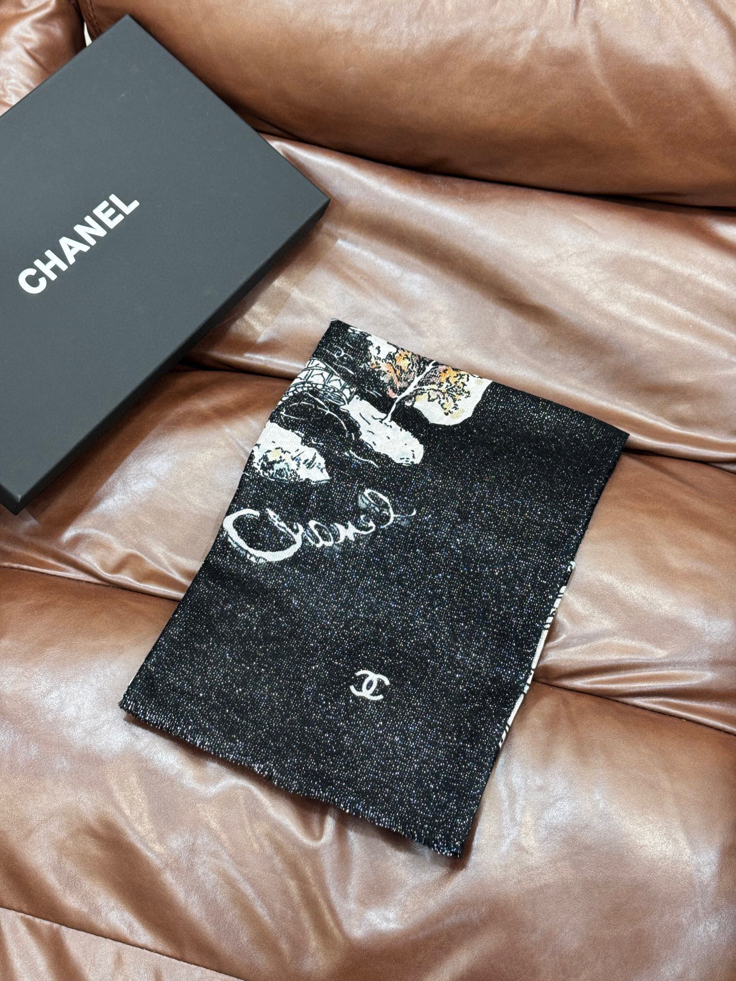 会发光发亮的围巾 2025秋冬高级成衣系列～Chanel 此系列谱写一曲自由轻灵的赞歌本系列作品创新演绎