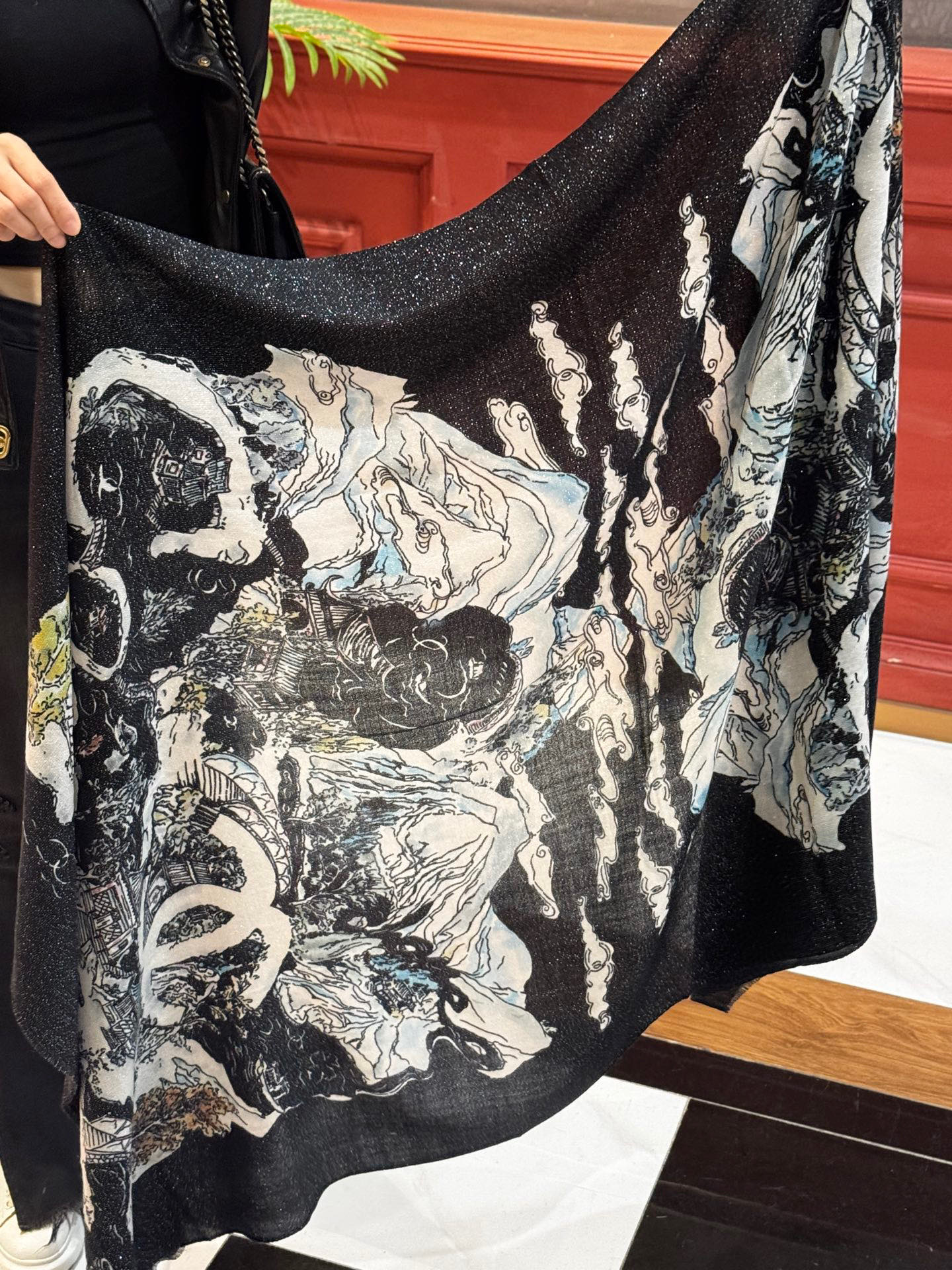 会发光发亮的围巾 2025秋冬高级成衣系列～Chanel 此系列谱写一曲自由轻灵的赞歌本系列作品创新演绎