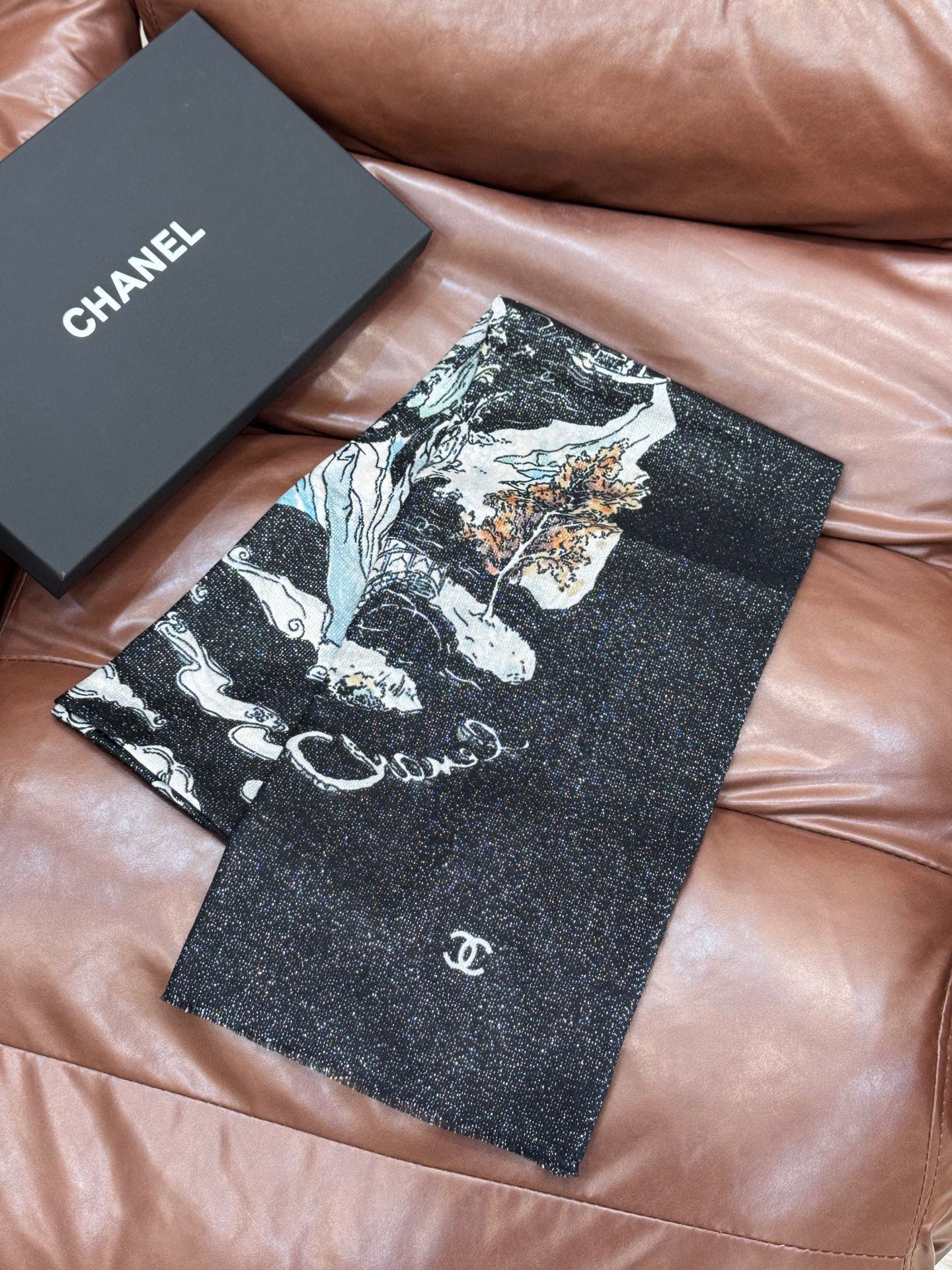 会发光发亮的围巾 2025秋冬高级成衣系列～Chanel 此系列谱写一曲自由轻灵的赞歌本系列作品创新演绎