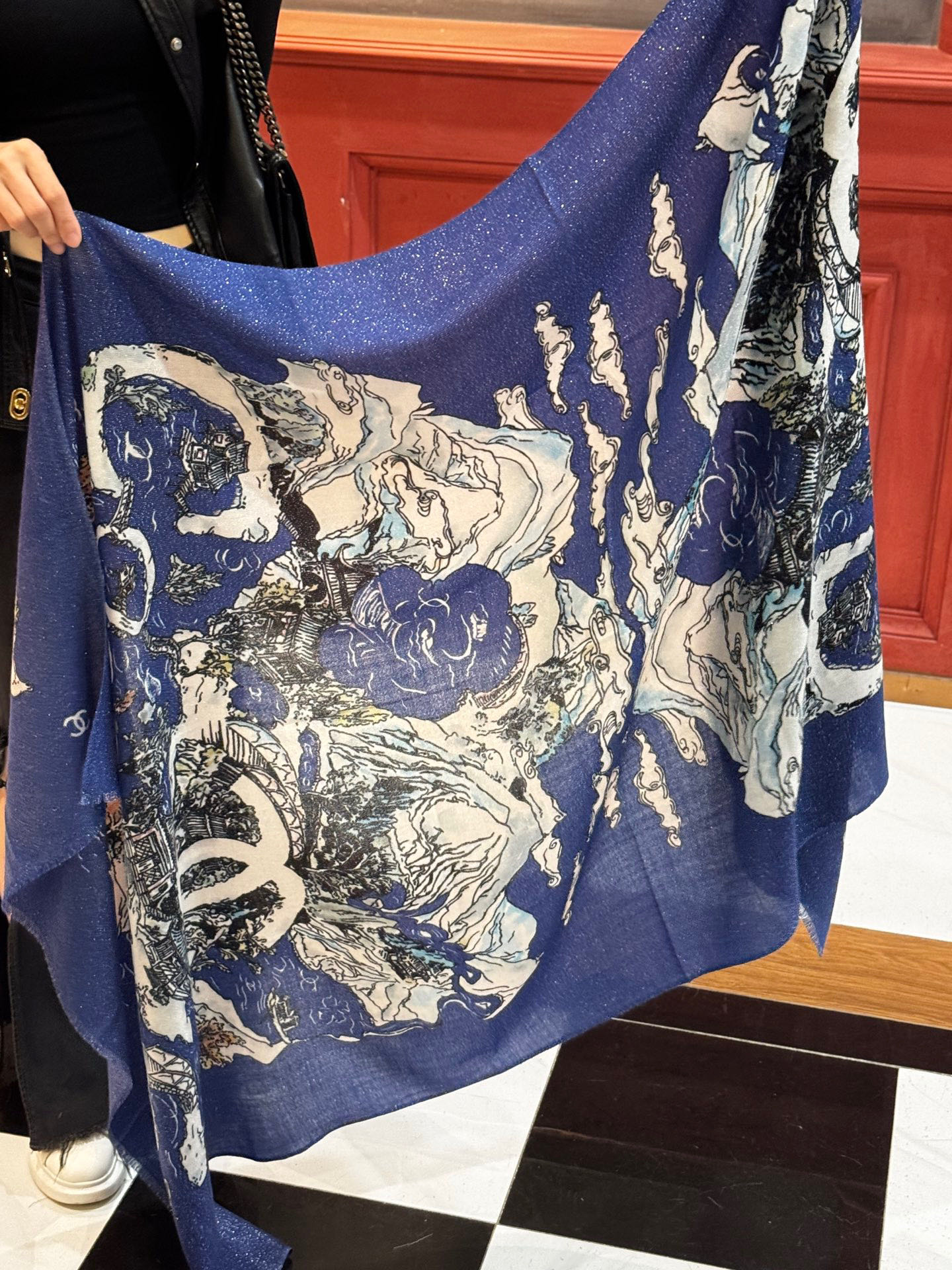 会发光发亮的围巾 2025秋冬高级成衣系列～Chanel 此系列谱写一曲自由轻灵的赞歌本系列作品创新演绎