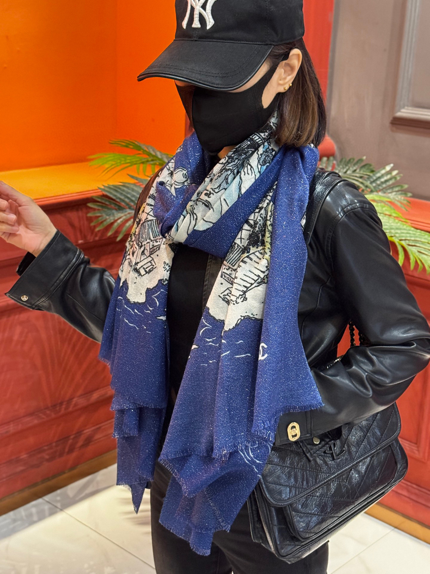 会发光发亮的围巾 2025秋冬高级成衣系列～Chanel 此系列谱写一曲自由轻灵的赞歌本系列作品创新演绎