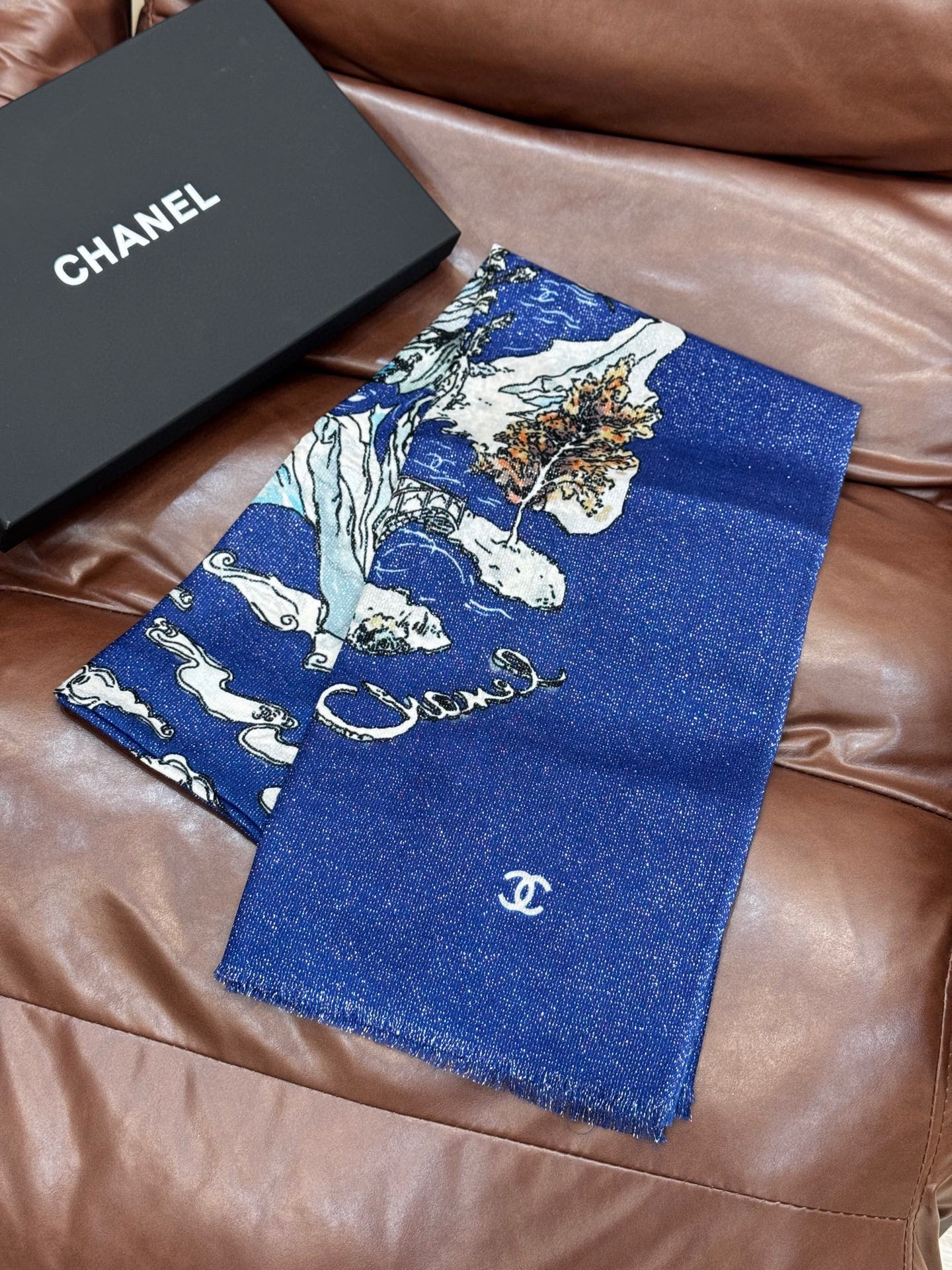 会发光发亮的围巾 2025秋冬高级成衣系列～Chanel 此系列谱写一曲自由轻灵的赞歌本系列作品创新演绎