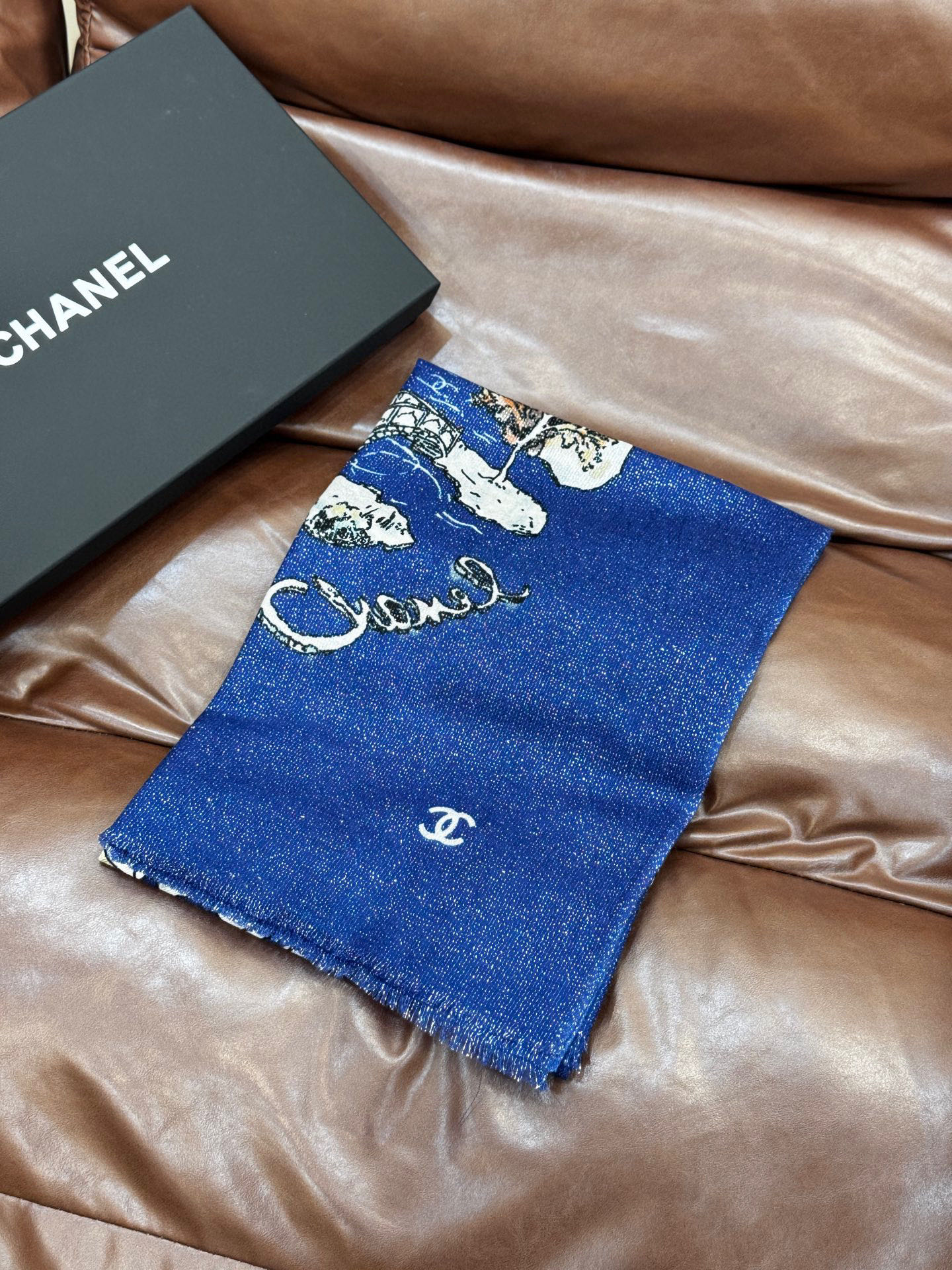 会发光发亮的围巾 2025秋冬高级成衣系列～Chanel 此系列谱写一曲自由轻灵的赞歌本系列作品创新演绎