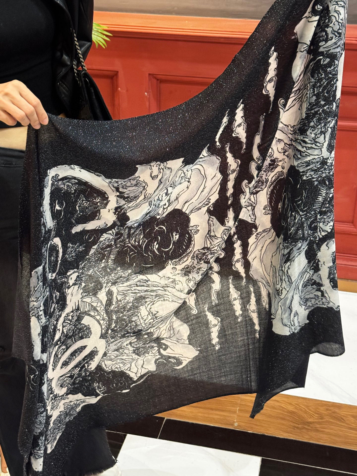 会发光发亮的围巾 2025秋冬高级成衣系列～Chanel 此系列谱写一曲自由轻灵的赞歌本系列作品创新演绎