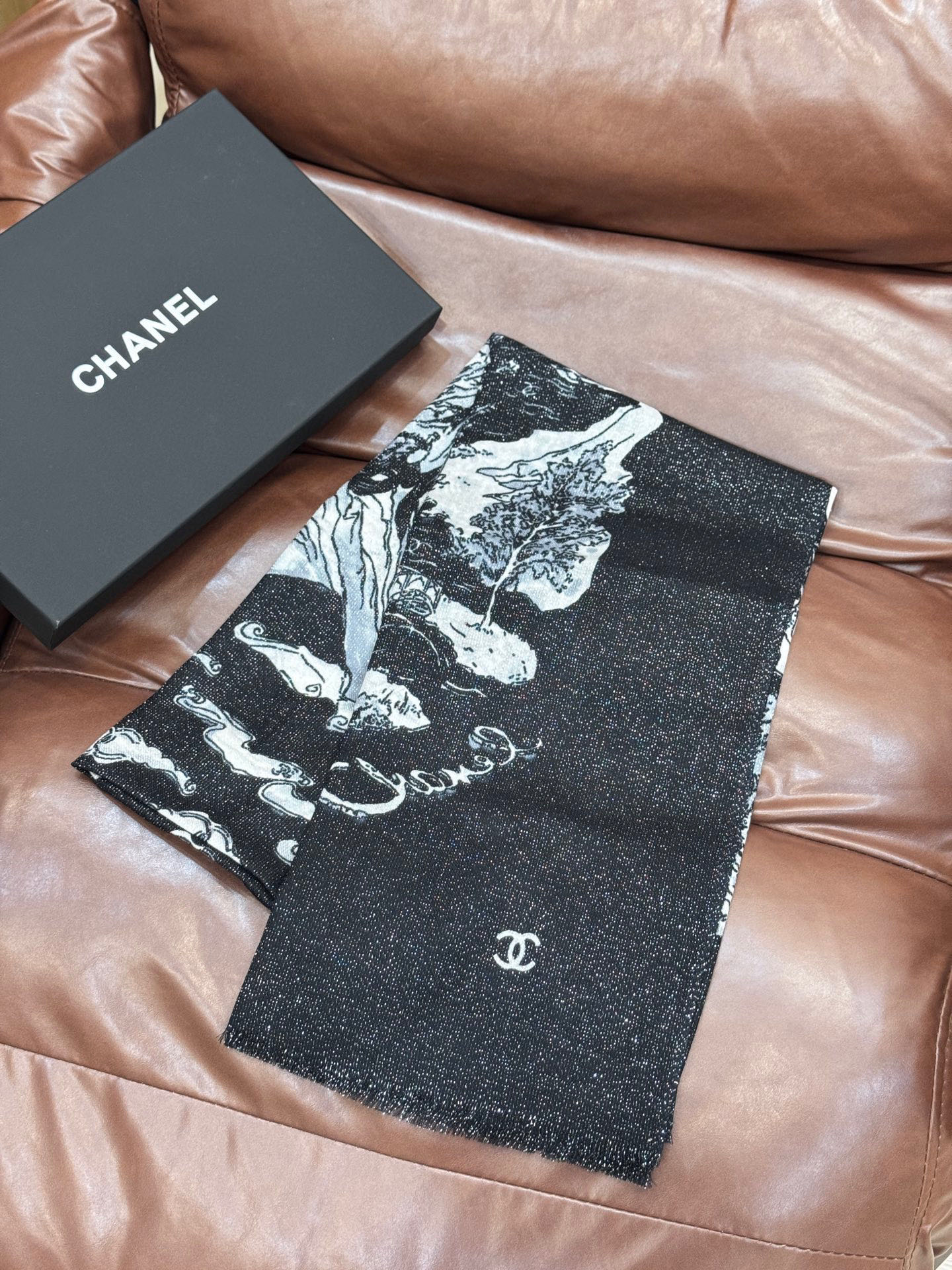 会发光发亮的围巾 2025秋冬高级成衣系列～Chanel 此系列谱写一曲自由轻灵的赞歌本系列作品创新演绎