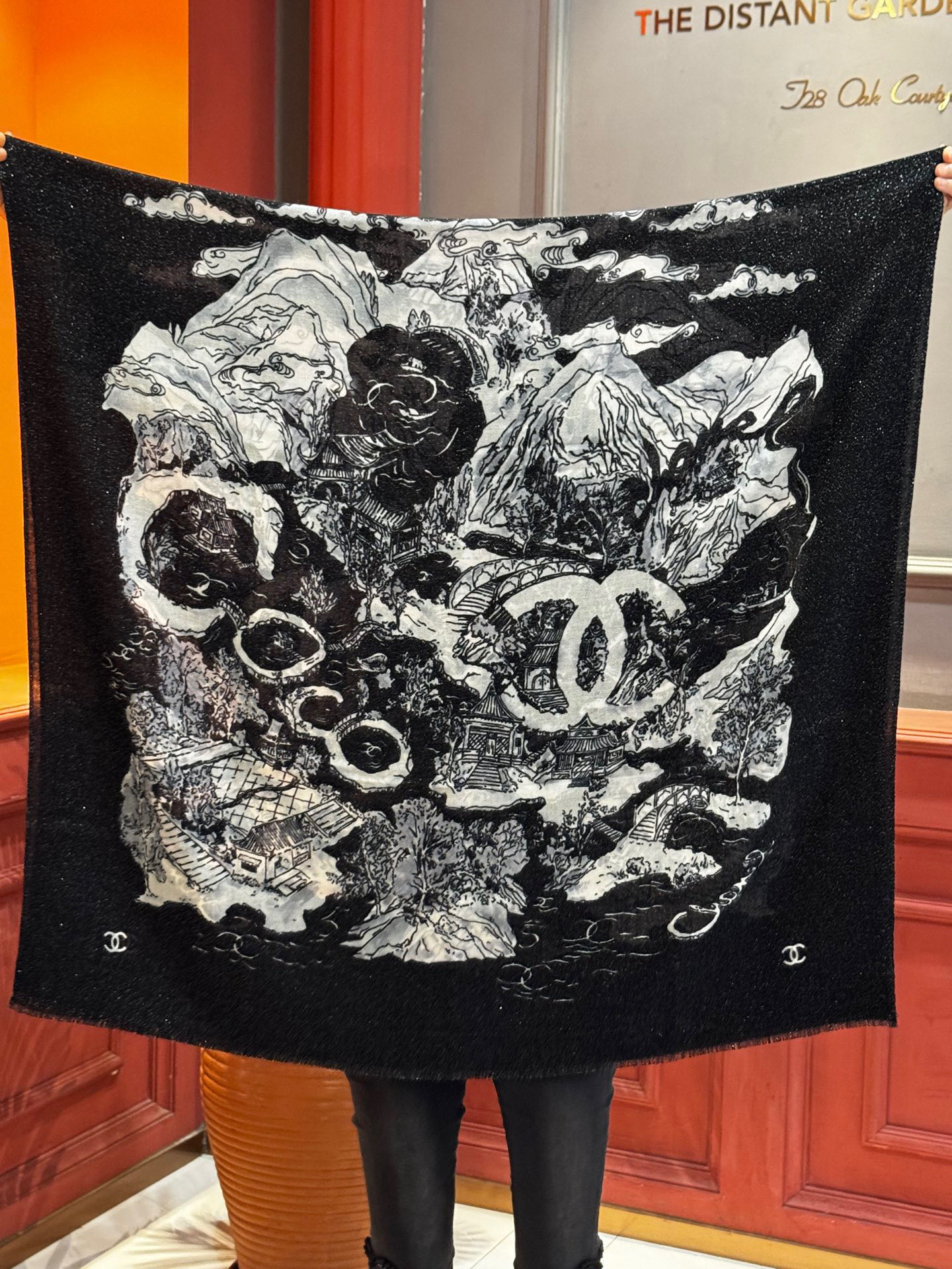 会发光发亮的围巾 2025秋冬高级成衣系列～Chanel 此系列谱写一曲自由轻灵的赞歌本系列作品创新演绎