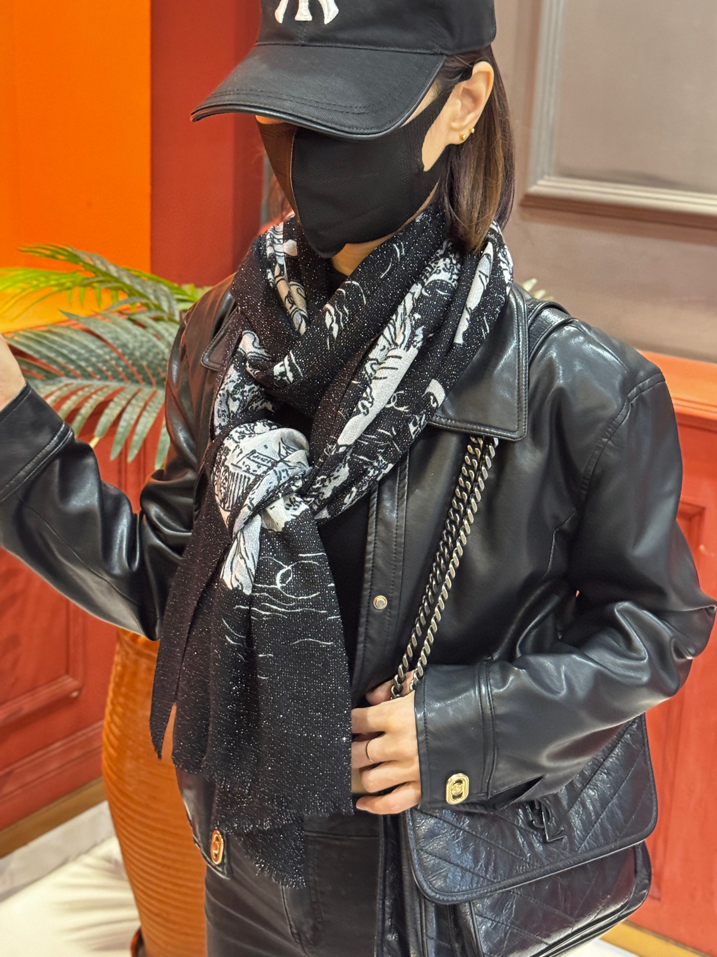 会发光发亮的围巾 2025秋冬高级成衣系列～Chanel 此系列谱写一曲自由轻灵的赞歌本系列作品创新演绎