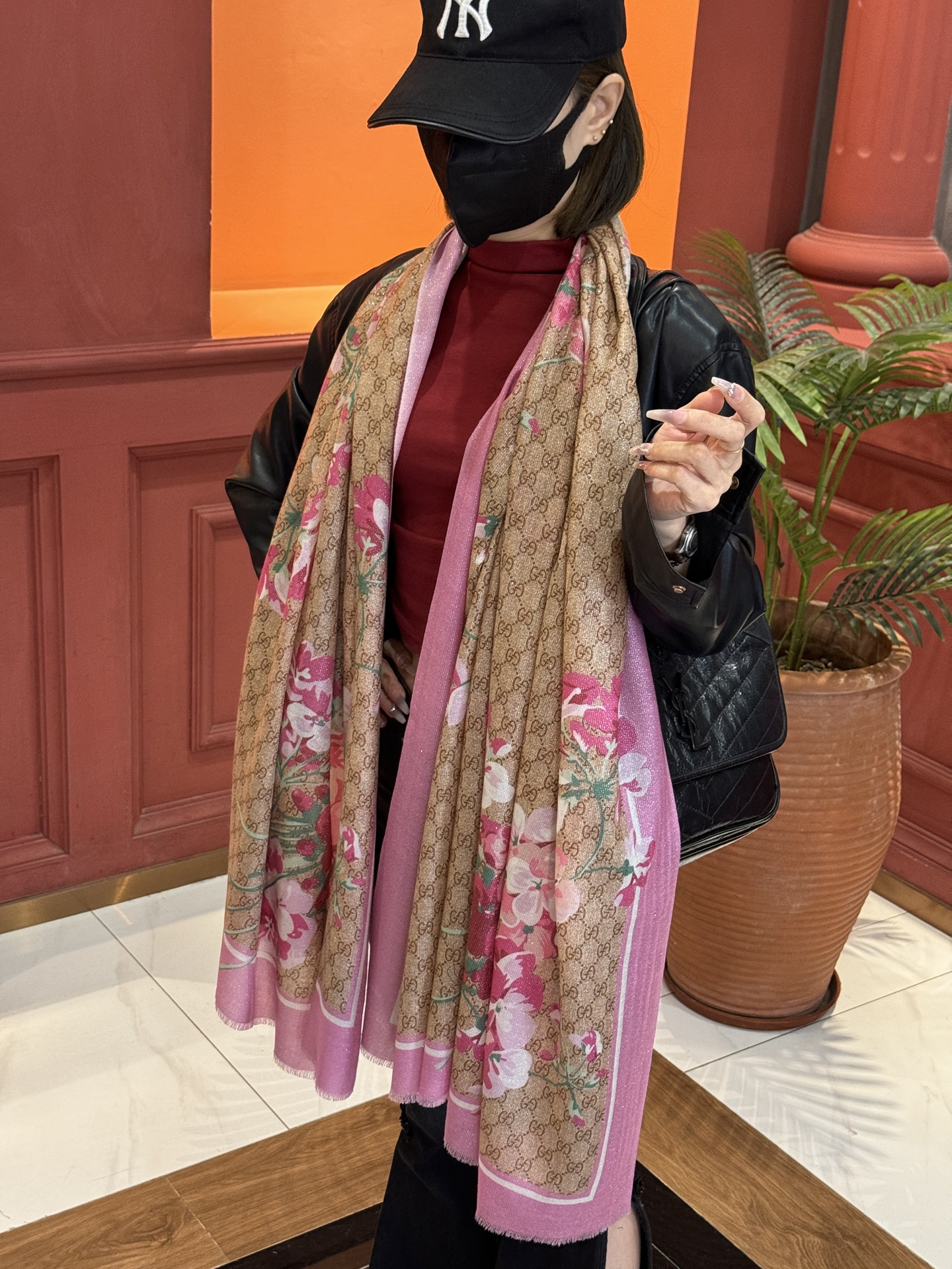 Gucci花卉羊绒围巾~超级抬气色！高级女人味！】羊绒围巾也能这么美！！！Gucci这款双面花卉羊绒围巾