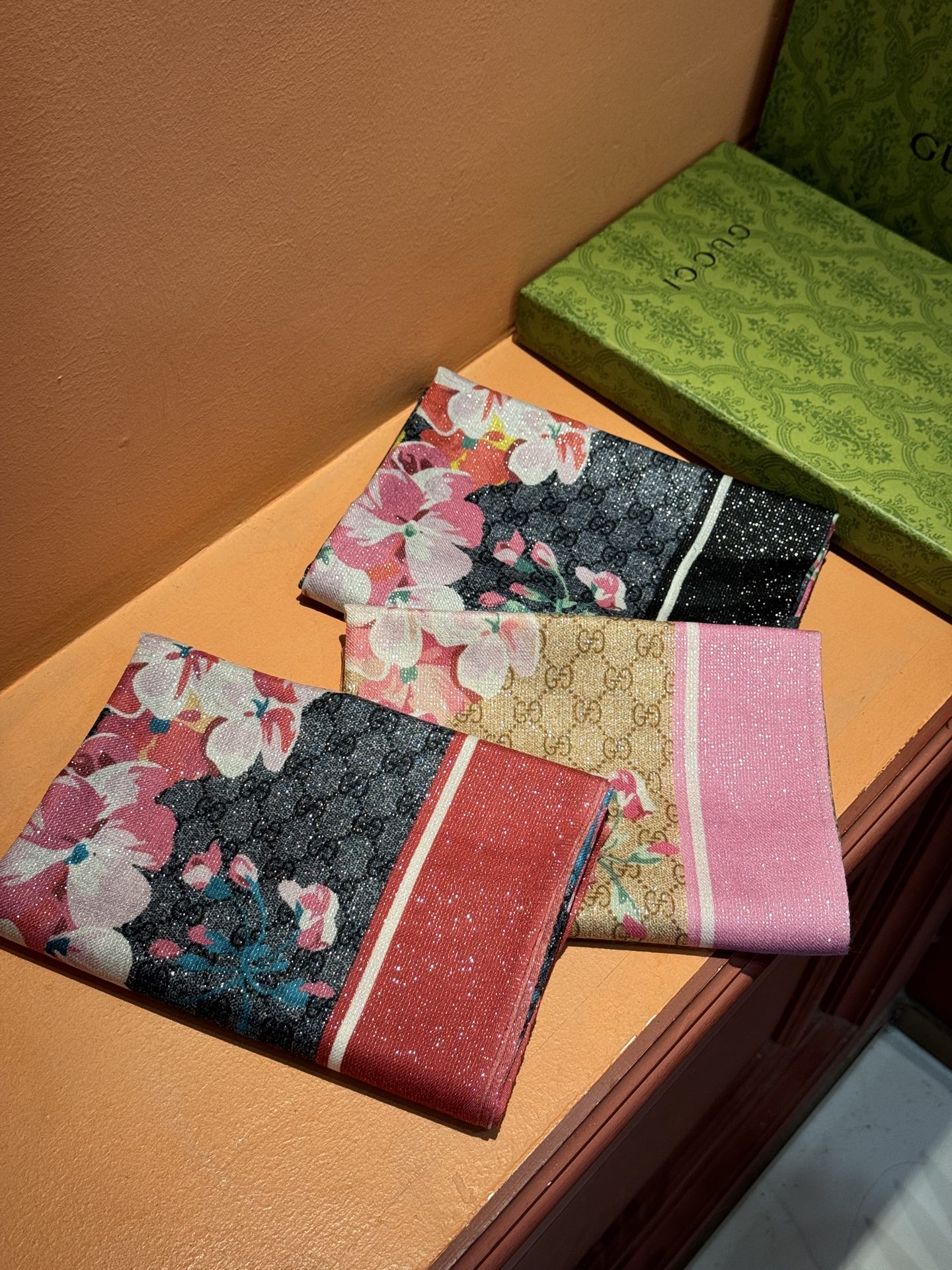 Gucci花卉羊绒围巾~超级抬气色！高级女人味！】羊绒围巾也能这么美！！！Gucci这款双面花卉羊绒围巾