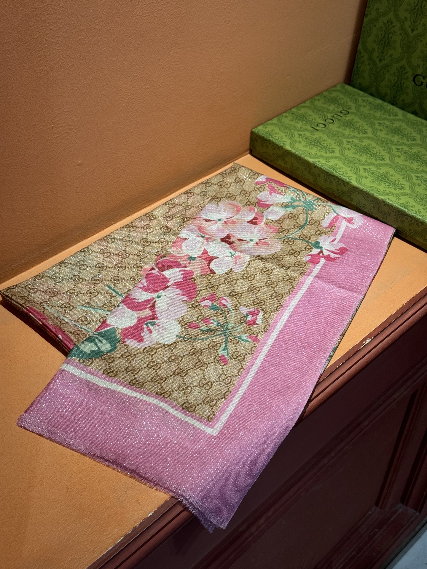 Gucci花卉羊绒围巾~超级抬气色！高级女人味！】羊绒围巾也能这么美！！！Gucci这款双面花卉羊绒围巾