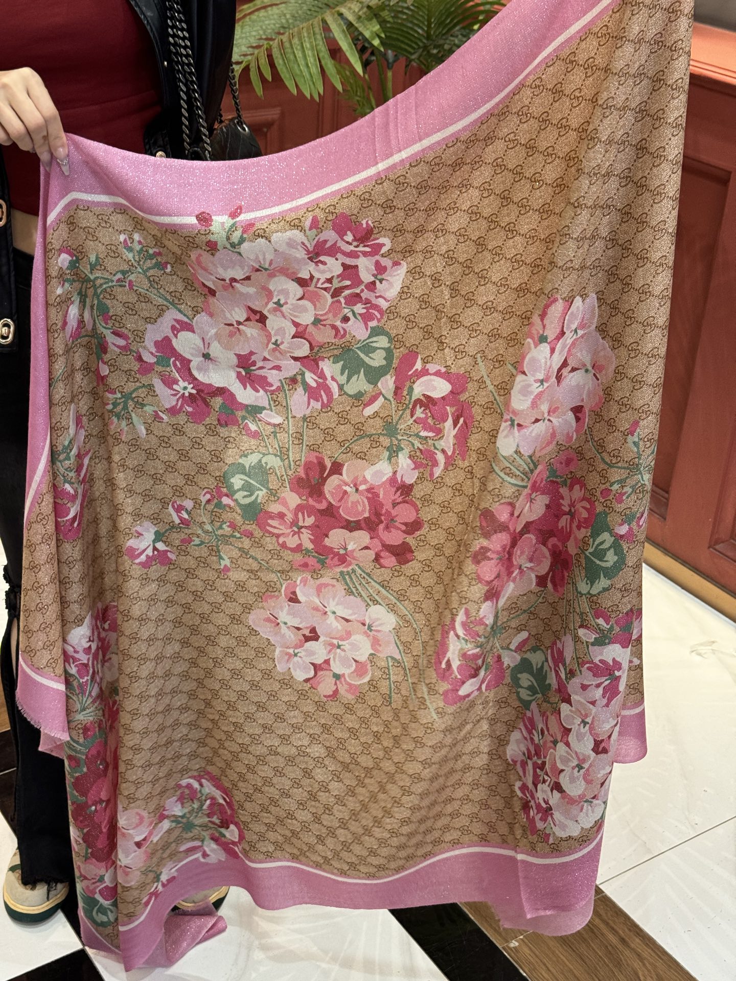 Gucci花卉羊绒围巾~超级抬气色！高级女人味！】羊绒围巾也能这么美！！！Gucci这款双面花卉羊绒围巾