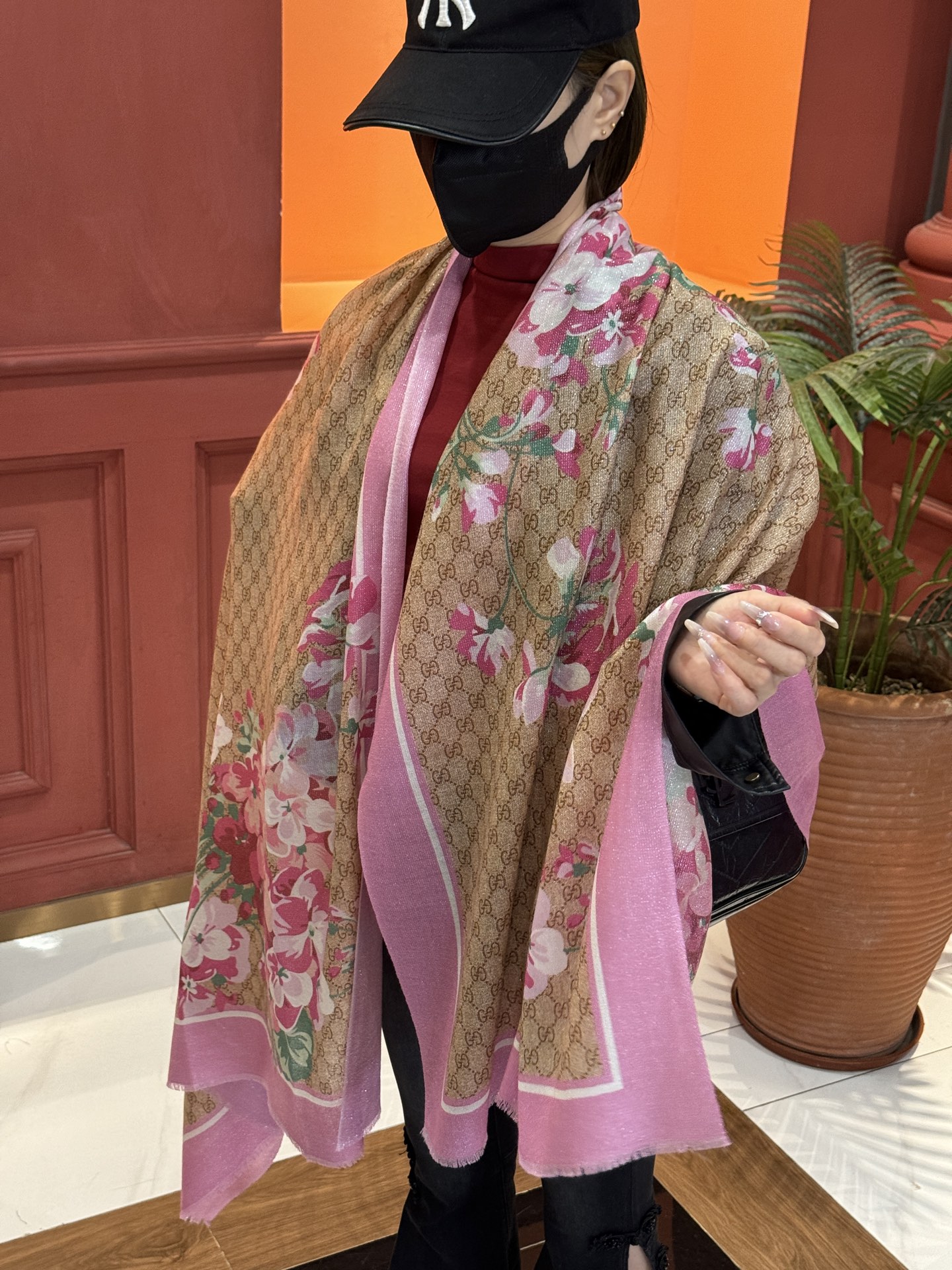 Gucci花卉羊绒围巾~超级抬气色！高级女人味！】羊绒围巾也能这么美！！！Gucci这款双面花卉羊绒围巾