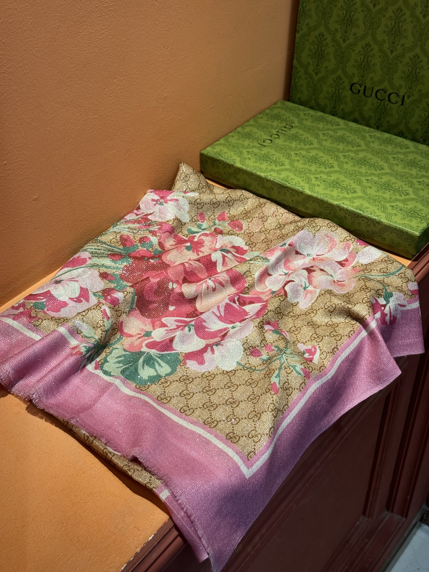 Gucci花卉羊绒围巾~超级抬气色！高级女人味！】羊绒围巾也能这么美！！！Gucci这款双面花卉羊绒围巾