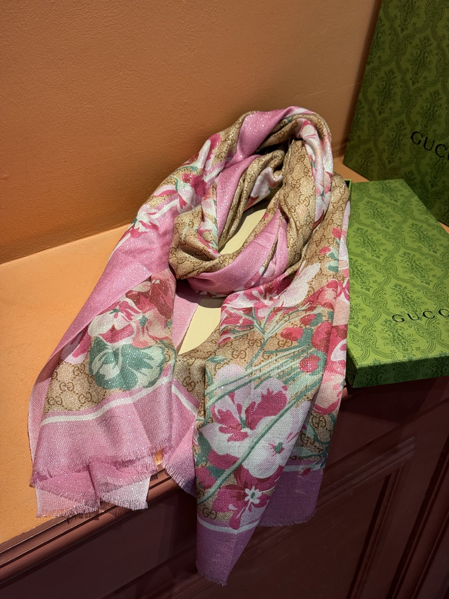 Gucci花卉羊绒围巾~超级抬气色！高级女人味！】羊绒围巾也能这么美！！！Gucci这款双面花卉羊绒围巾