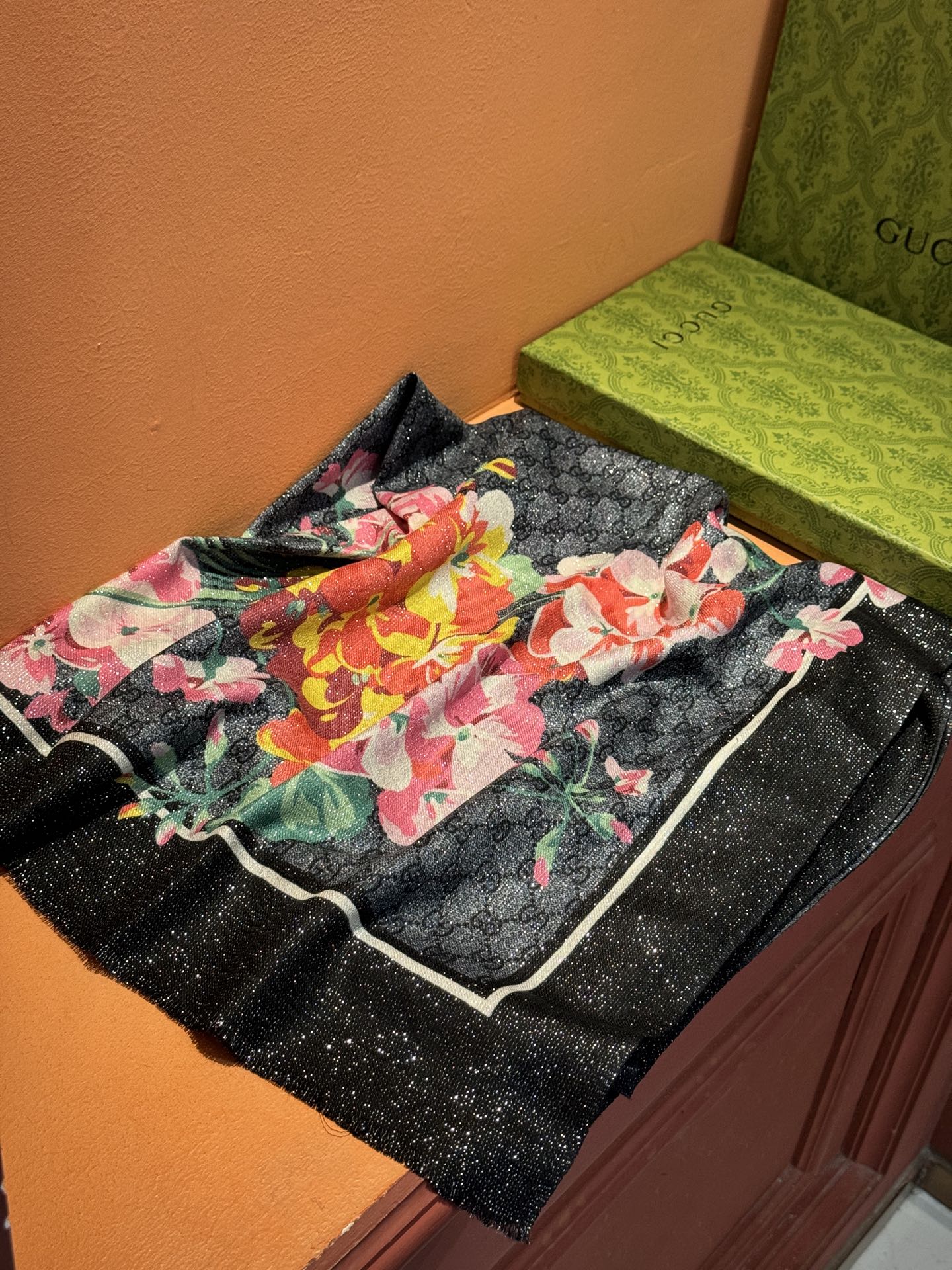 Gucci花卉羊绒围巾~超级抬气色！高级女人味！】羊绒围巾也能这么美！！！Gucci这款双面花卉羊绒围巾