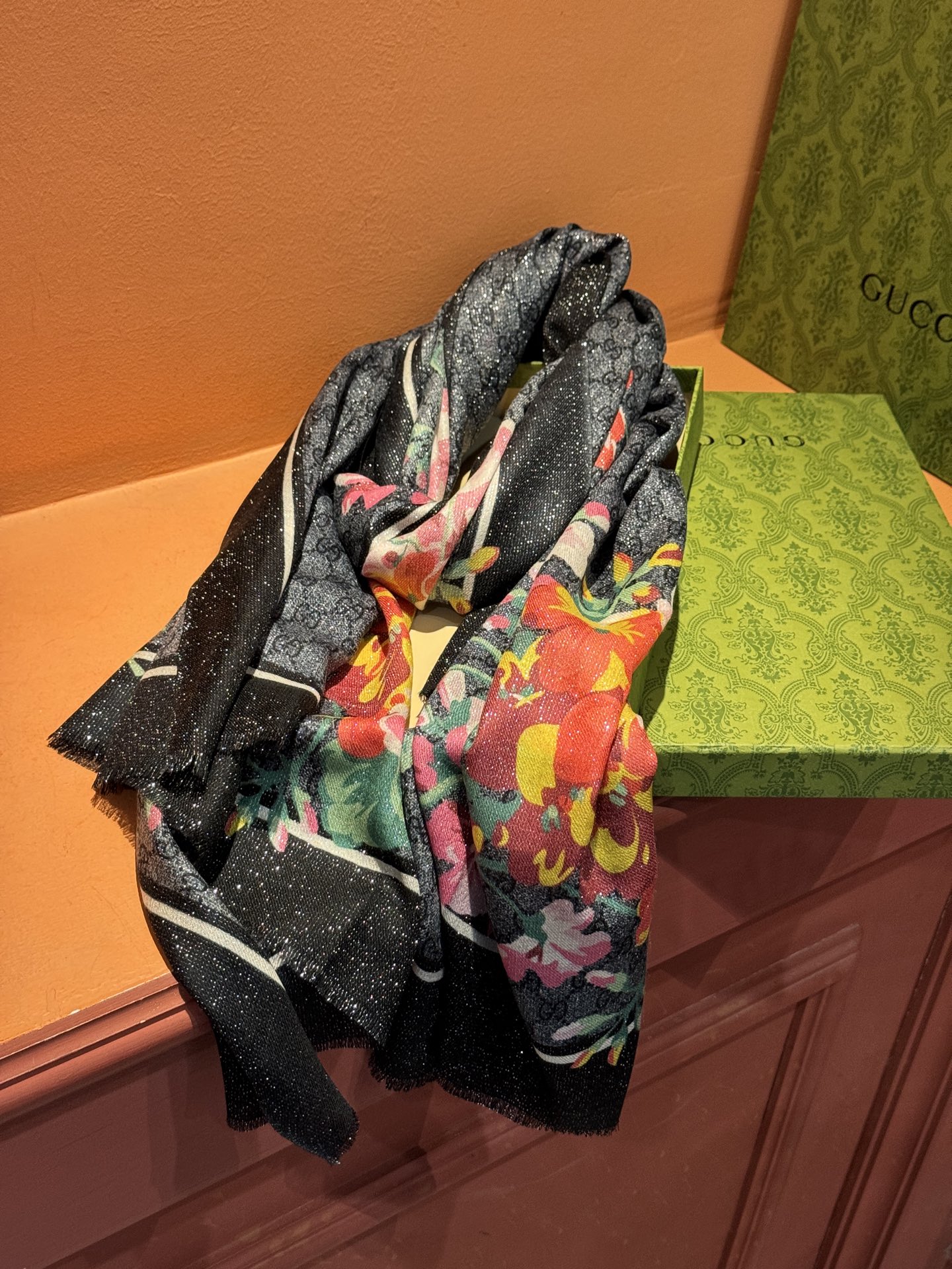 Gucci花卉羊绒围巾~超级抬气色！高级女人味！】羊绒围巾也能这么美！！！Gucci这款双面花卉羊绒围巾